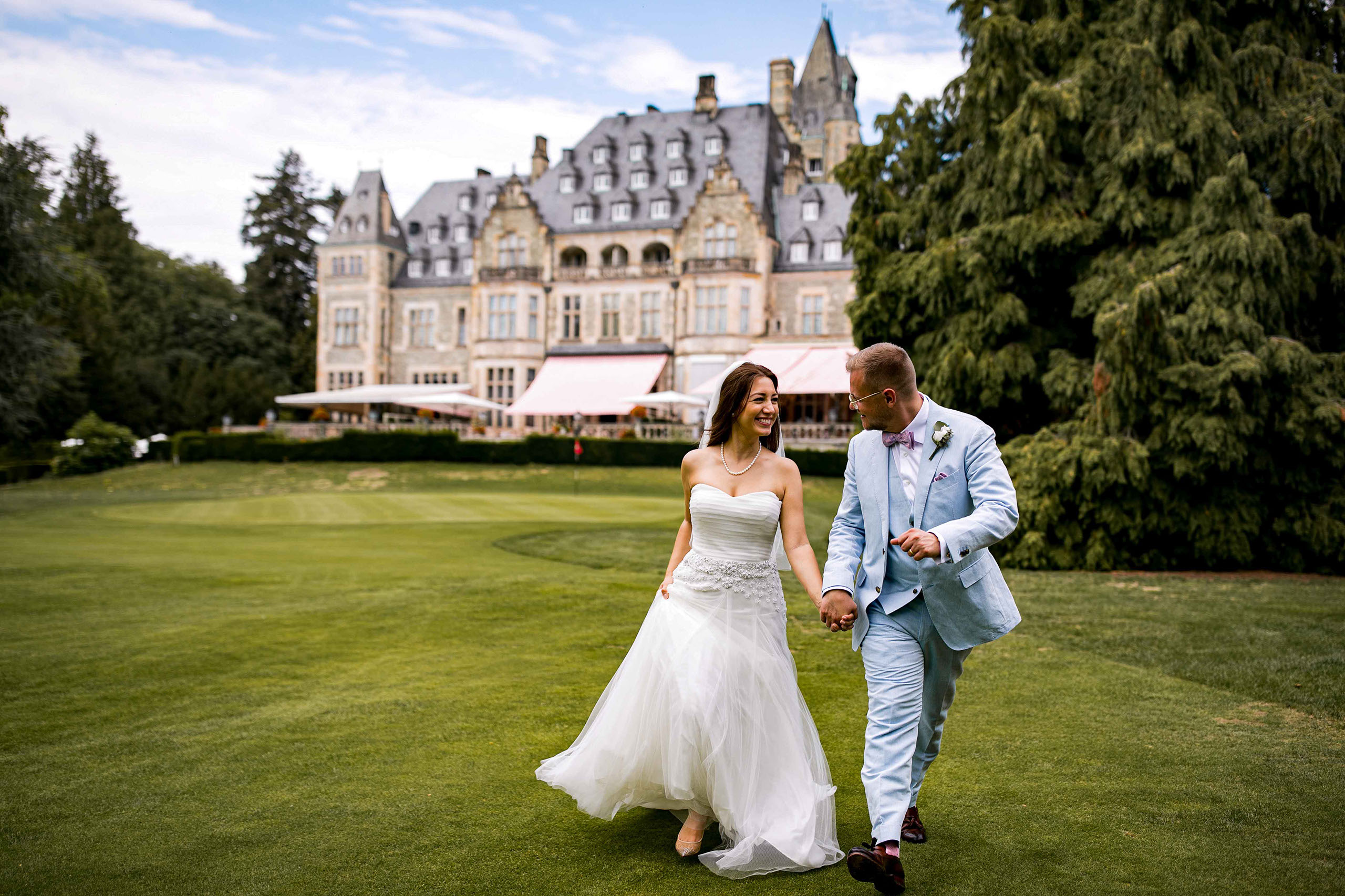 Brautpaar bei der Hochzeit vor dem Schlosshotel Kronberg, perfekte Hochzeitslocation im Grünen.