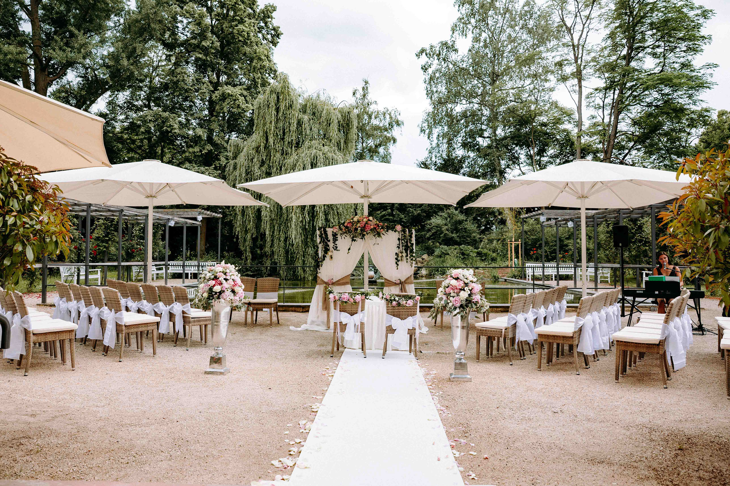 Festlich geschmückte Location für freie Trauung im Kurpark Bad Homburg mit Blumen und weißen Stühlen