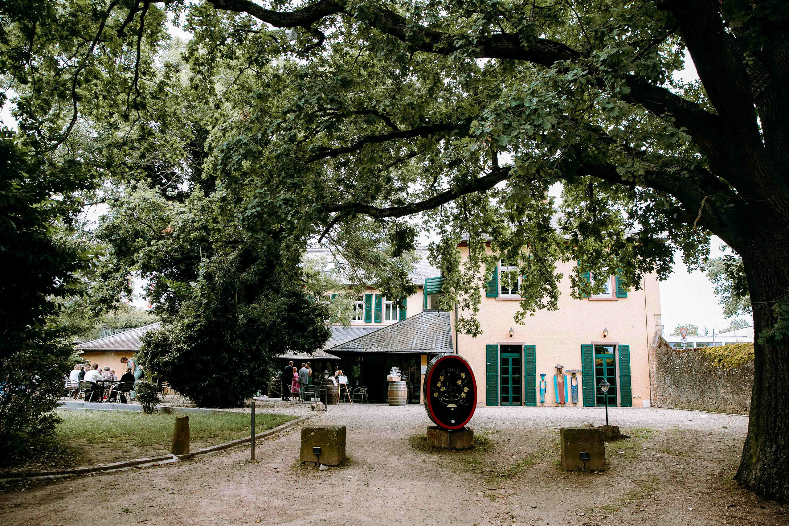 Hochzeitslocation Baron Knyphausen Draiser Hof mit grünem Hof und historischem Gebäude im Rheingau