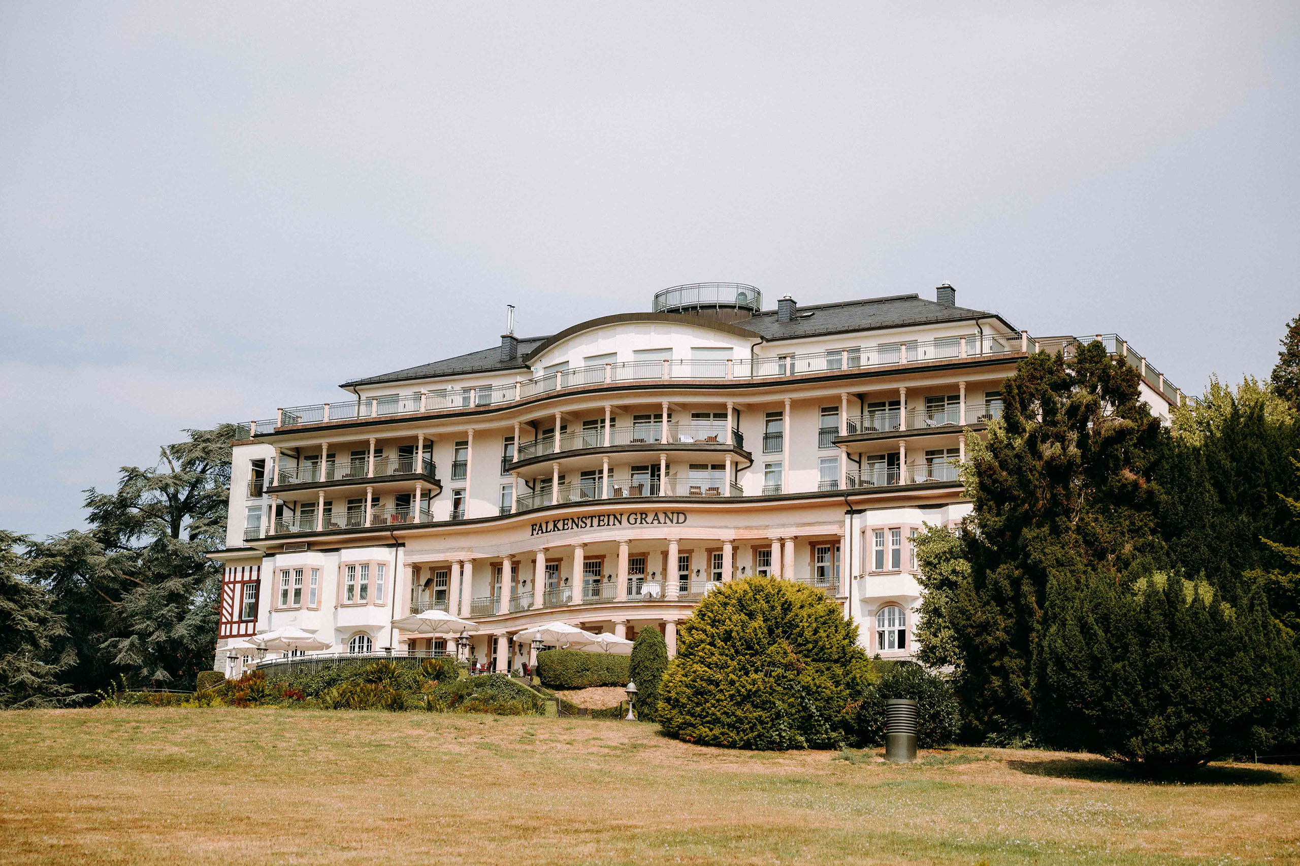 Majestätische Außenansicht des Falkenstein Grand Königstein – perfekte Hochzeitslocation mit Blick über Frankfurt