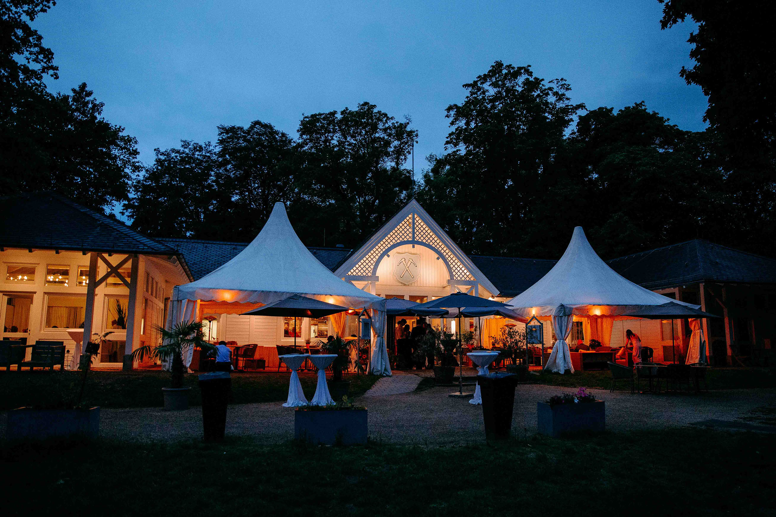 Außenansicht Golfhaus Restaurant Hochzeitslocation Bad Homburg bei Nacht mit Festzelten