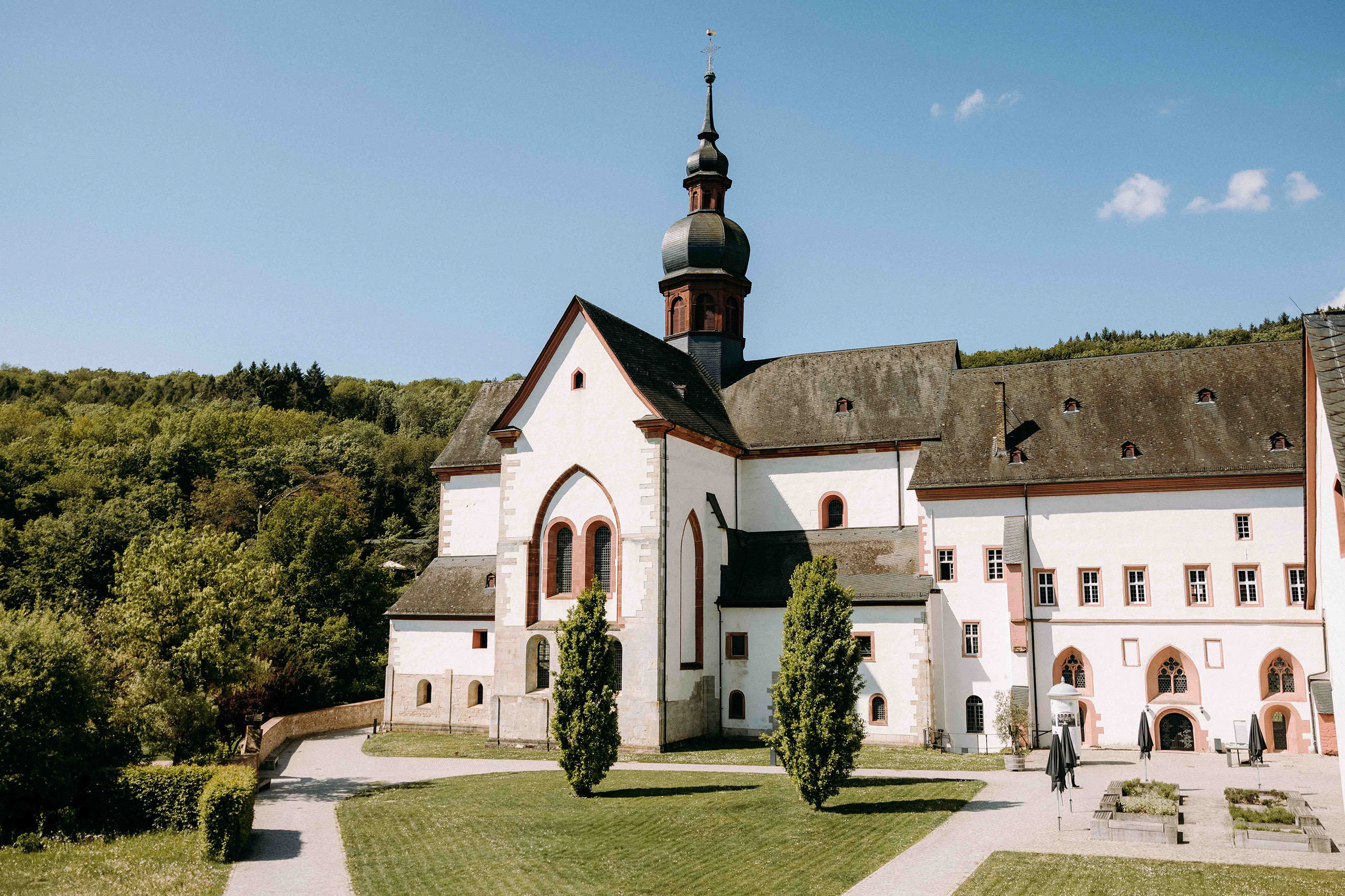 Hochzeitslocation Kloster Eberbach im Rheingau bei Sonnenschein – Hochzeitsfotograf Rheingau