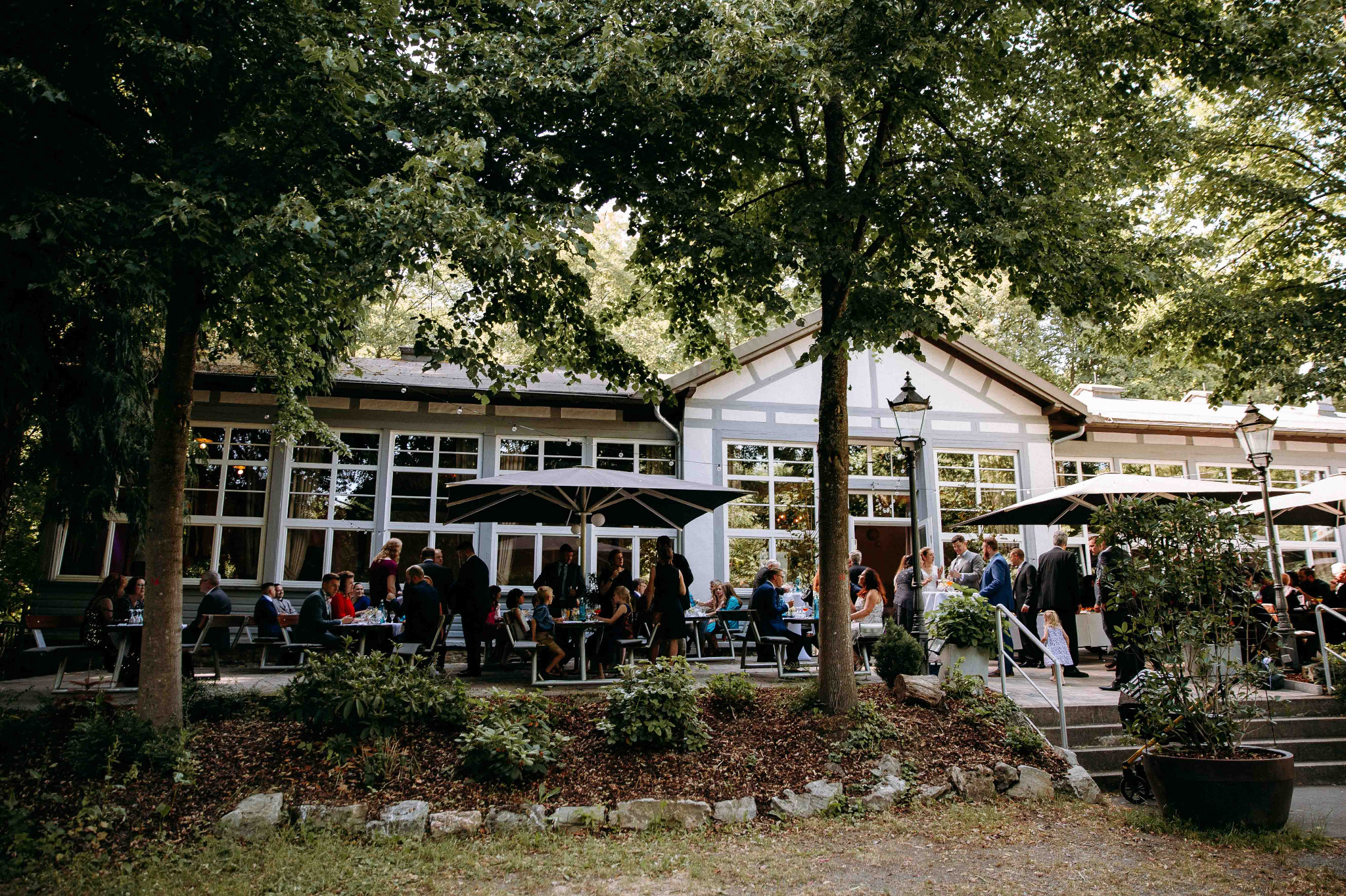 Hochzeitslocation Landgasthof Saalburg im Taunus – Empfang im Grünen mit Hochzeitsgästen