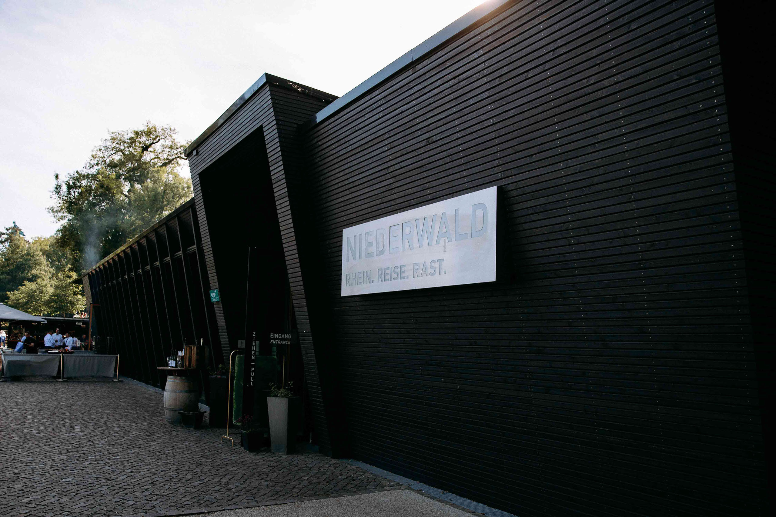 Eingangsbereich der Hochzeitslocation "Am Niederwald" mit modernem, architektonischem Design.