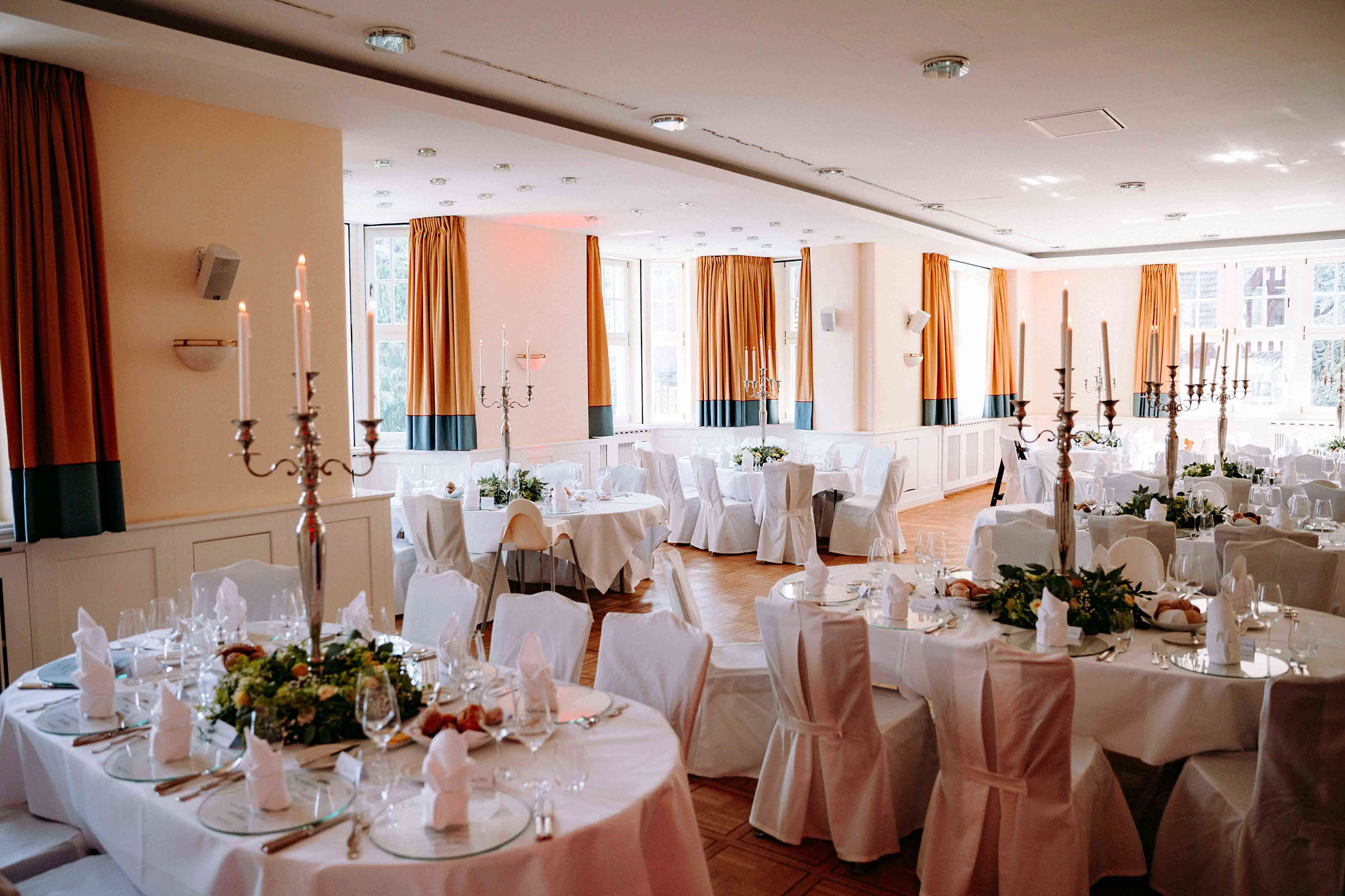 Eleganter Feiersaal im Falkenstein Grand Königstein – Hochzeitsfotos vom Hochzeitsfotograf in Königstein