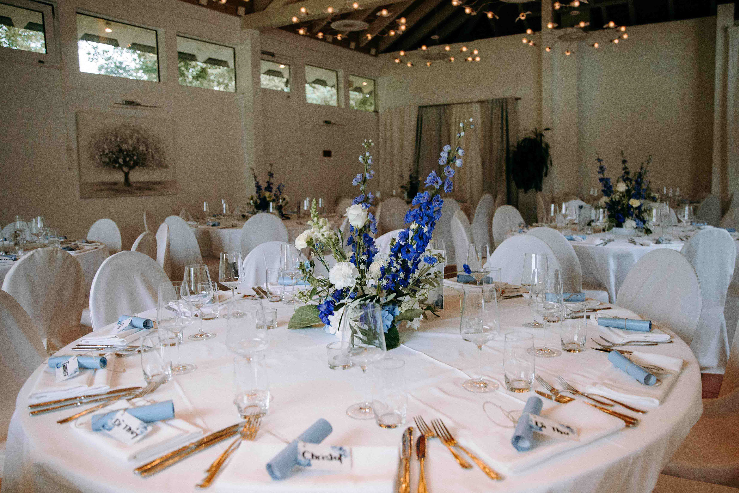 Festlich gedeckter Tisch mit blauen Blumen im Golfhaus Restaurant Hochzeitslocation Bad Homburg
