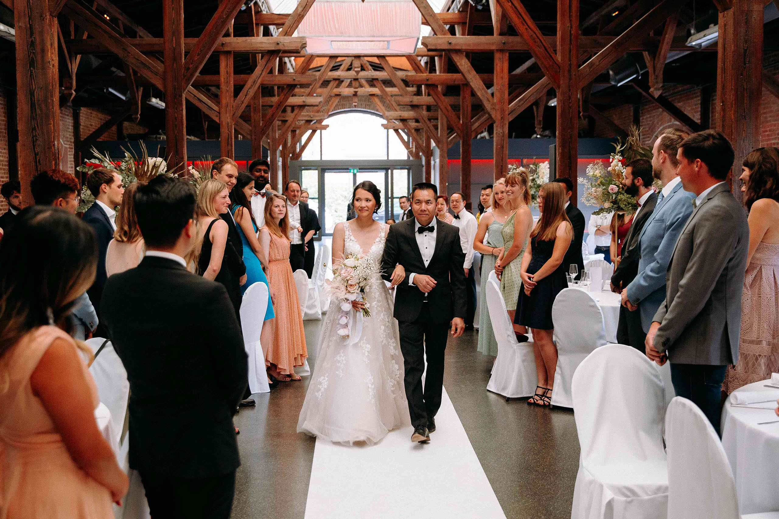 Brauteinzug bei der freien Trauung im Güterbahnhof Bad Homburg – emotionale Hochzeitsmomente