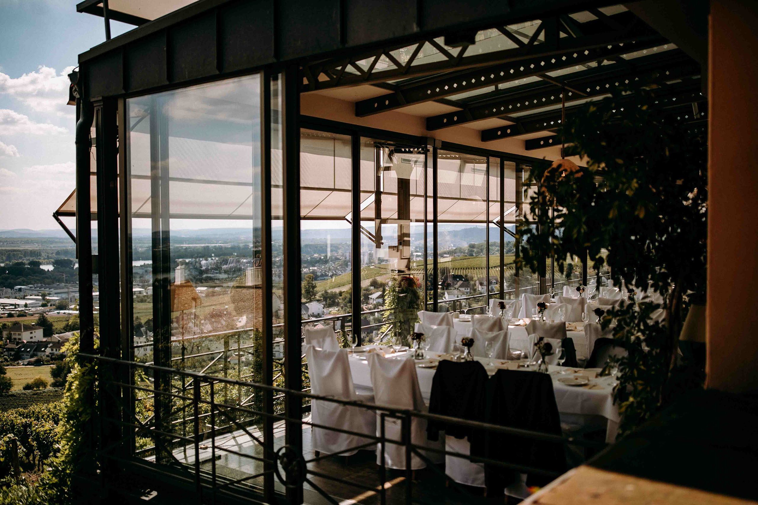 Panoramablick vom Wintergarten der Hochzeitslocation Schloss Johannisberg über die Weinberge und den Rhein