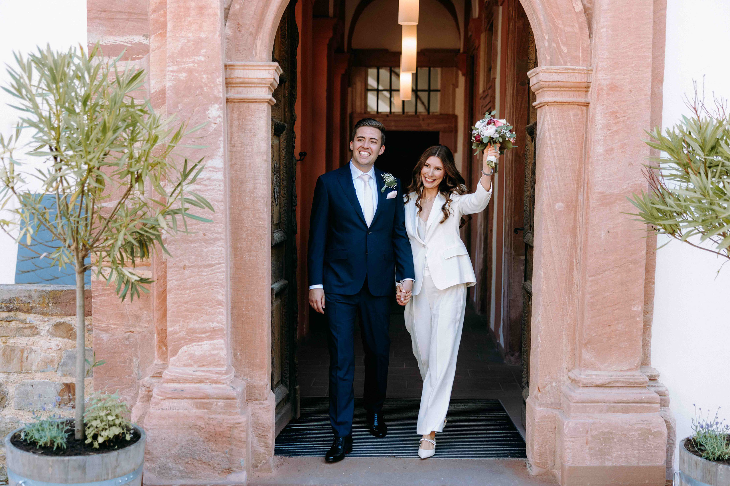 Frisch verheiratetes Brautpaar vor dem Portal der Hochzeitslocation Kloster Eberbach – Hochzeitsfotos Rheingau