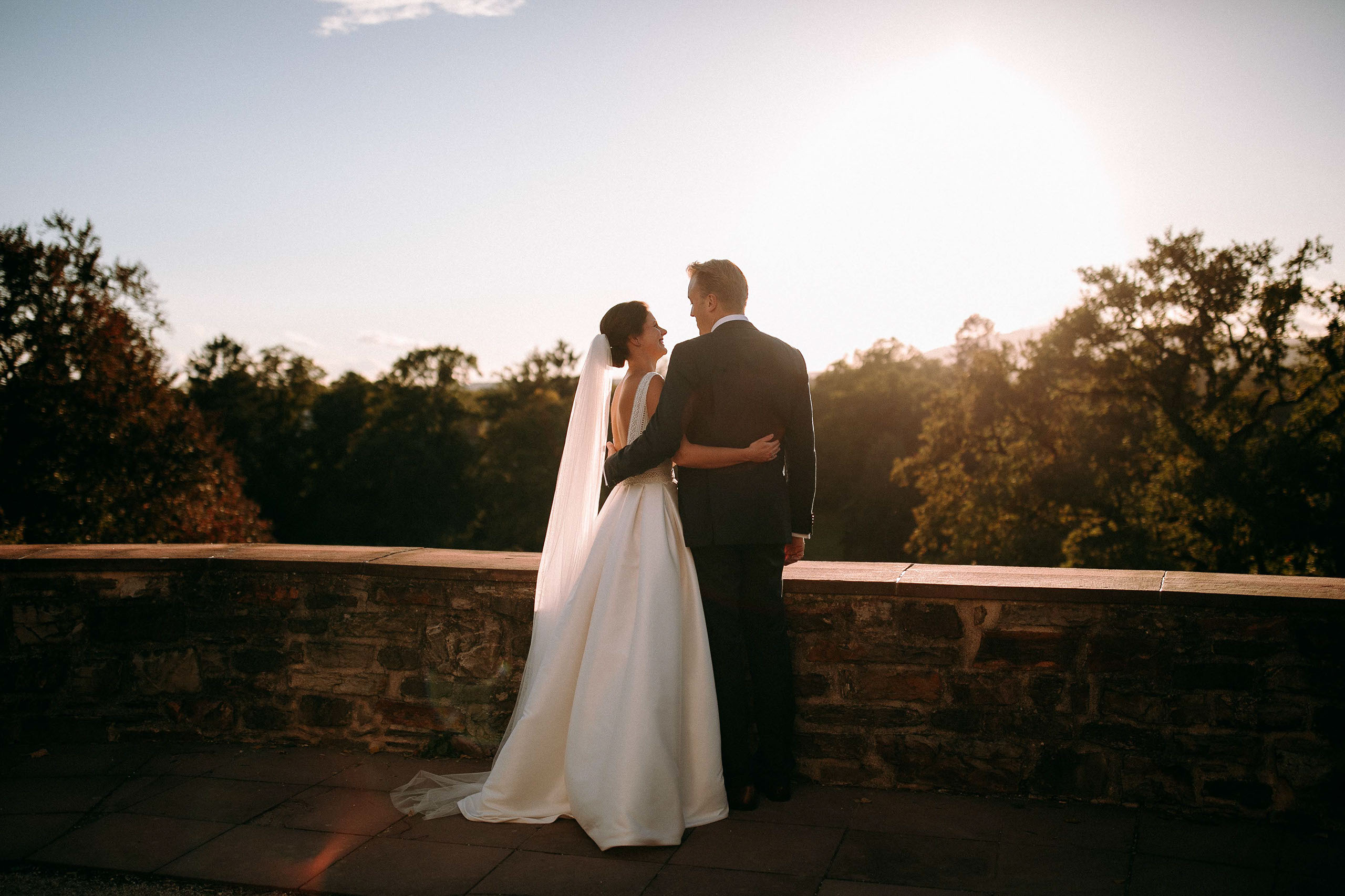 Romantisches Hochzeitsfoto im Sonnenuntergang auf Schloss Bad Homburg – Weisser Saal