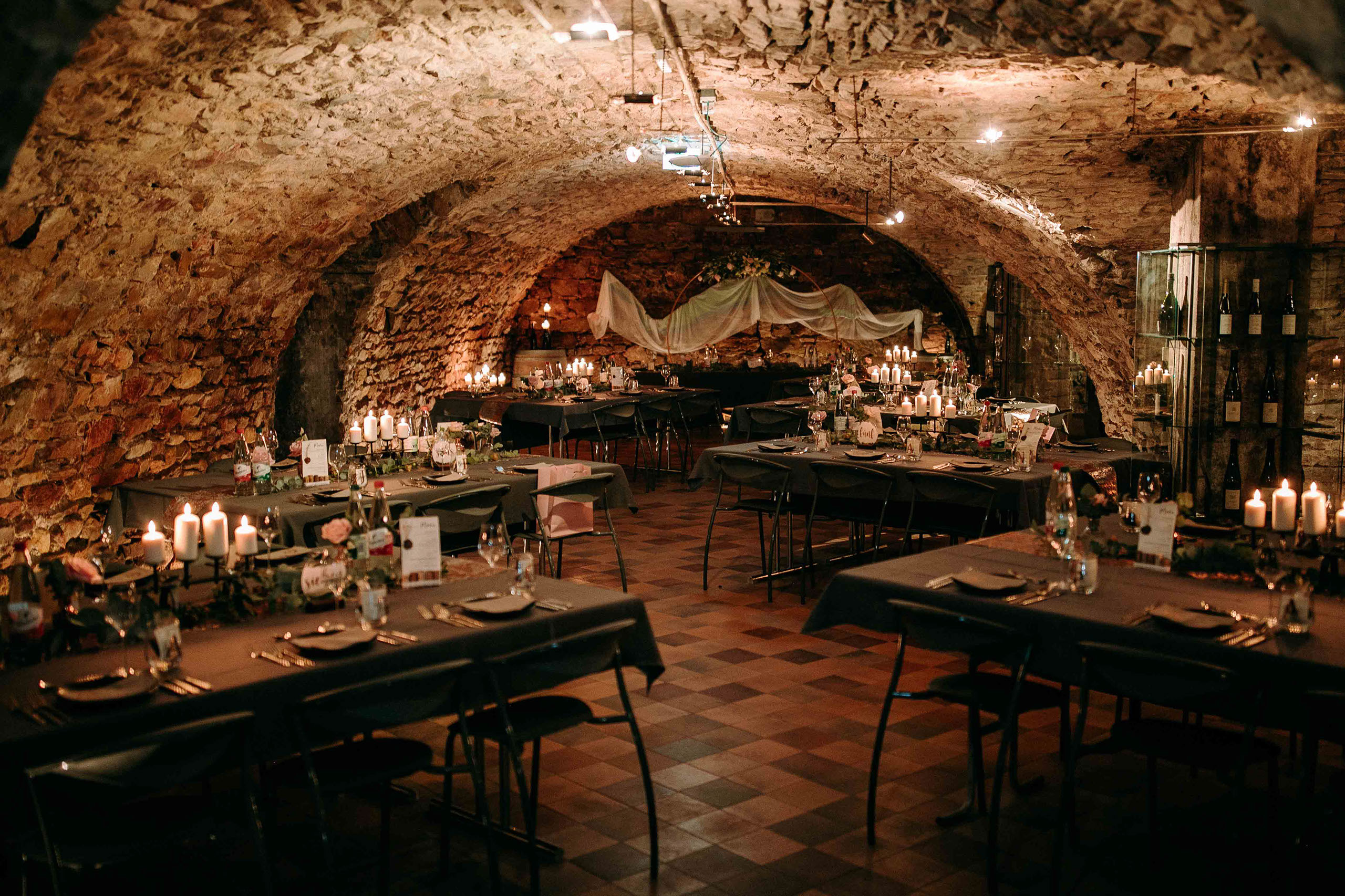 Gemütlich beleuchteter Weinkeller im Weingut Georg Breuer für Hochzeitsfeiern