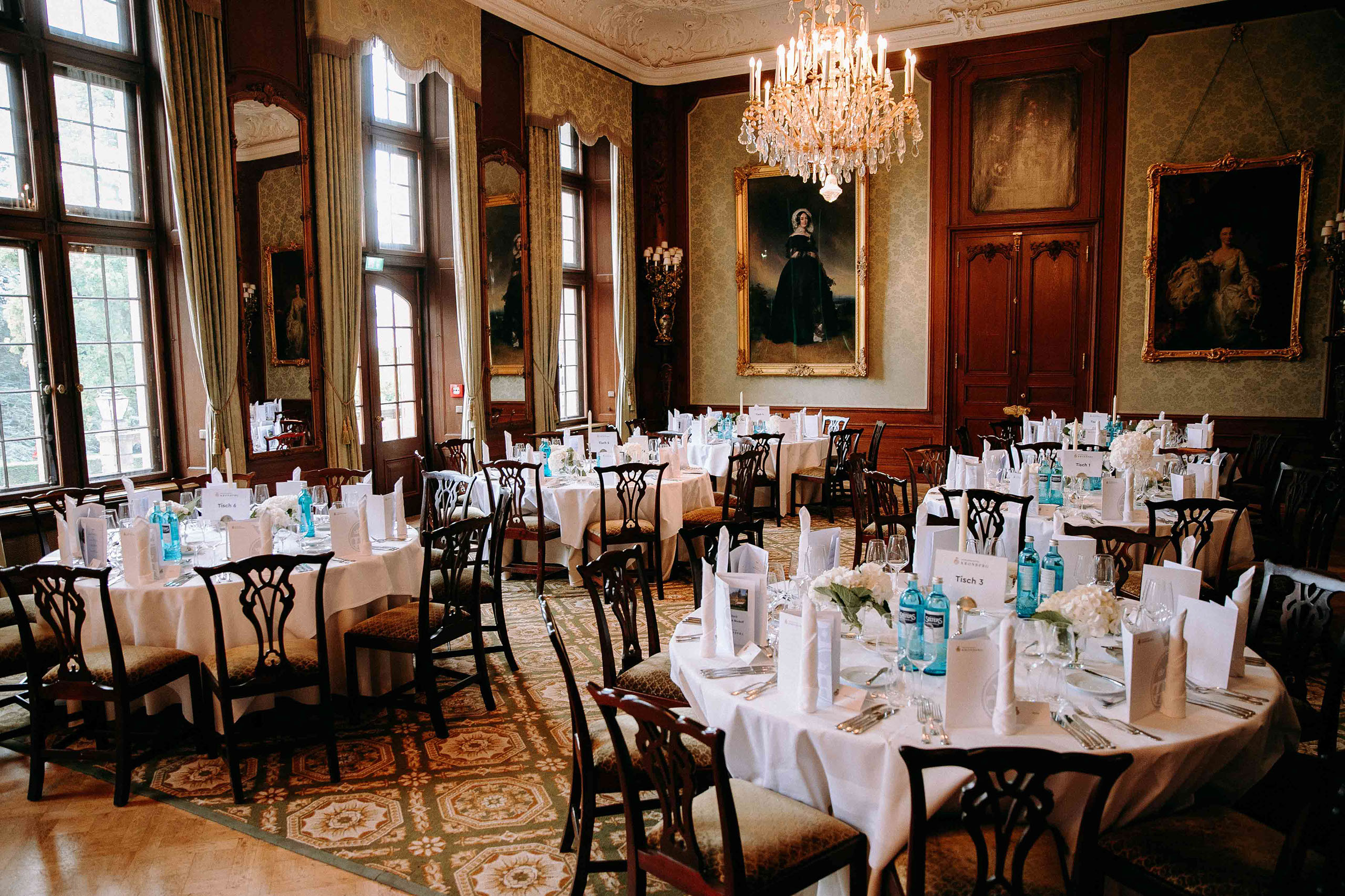 Eleganter Hochzeitssaal im Schlosshotel Kronberg mit festlicher Tischdekoration.