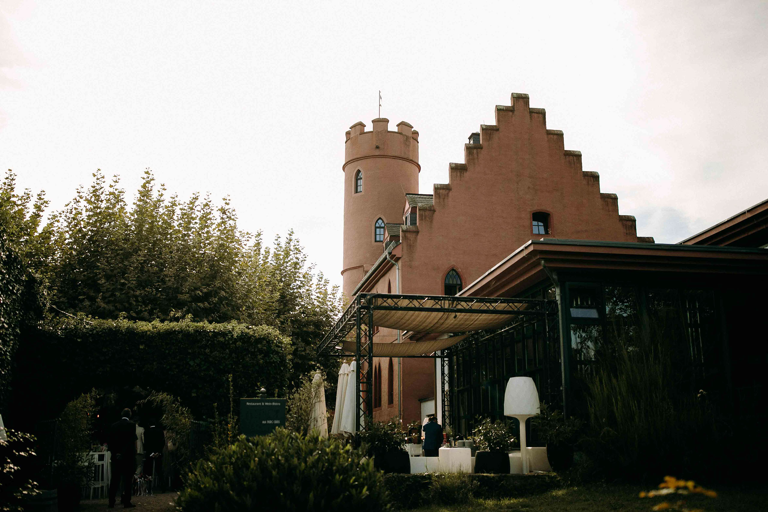 Romantische Burg Crass im Rheingau – perfekte Hochzeitslocation mit Burgturm und stilvoller Außenanlage.