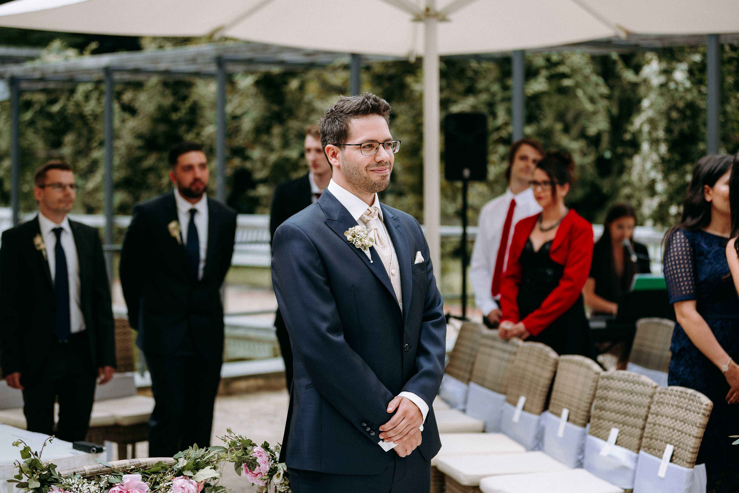 Bräutigam in Anzug wartet bei der Trauung in der Orangerie Bad Homburg