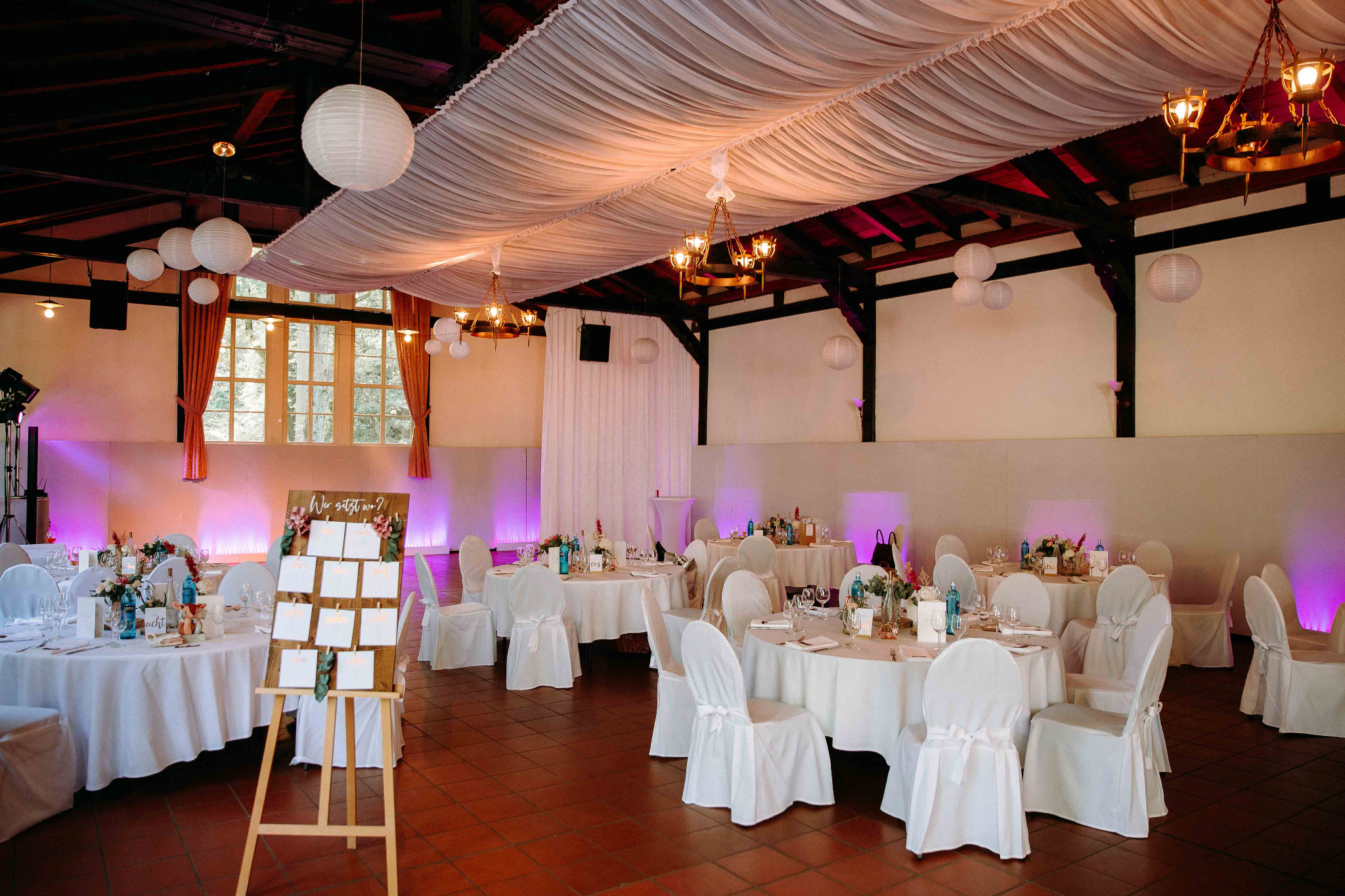 Hochzeitsdeko im Landgasthof Saalburg – stilvolle Tischgestaltung für die Feier