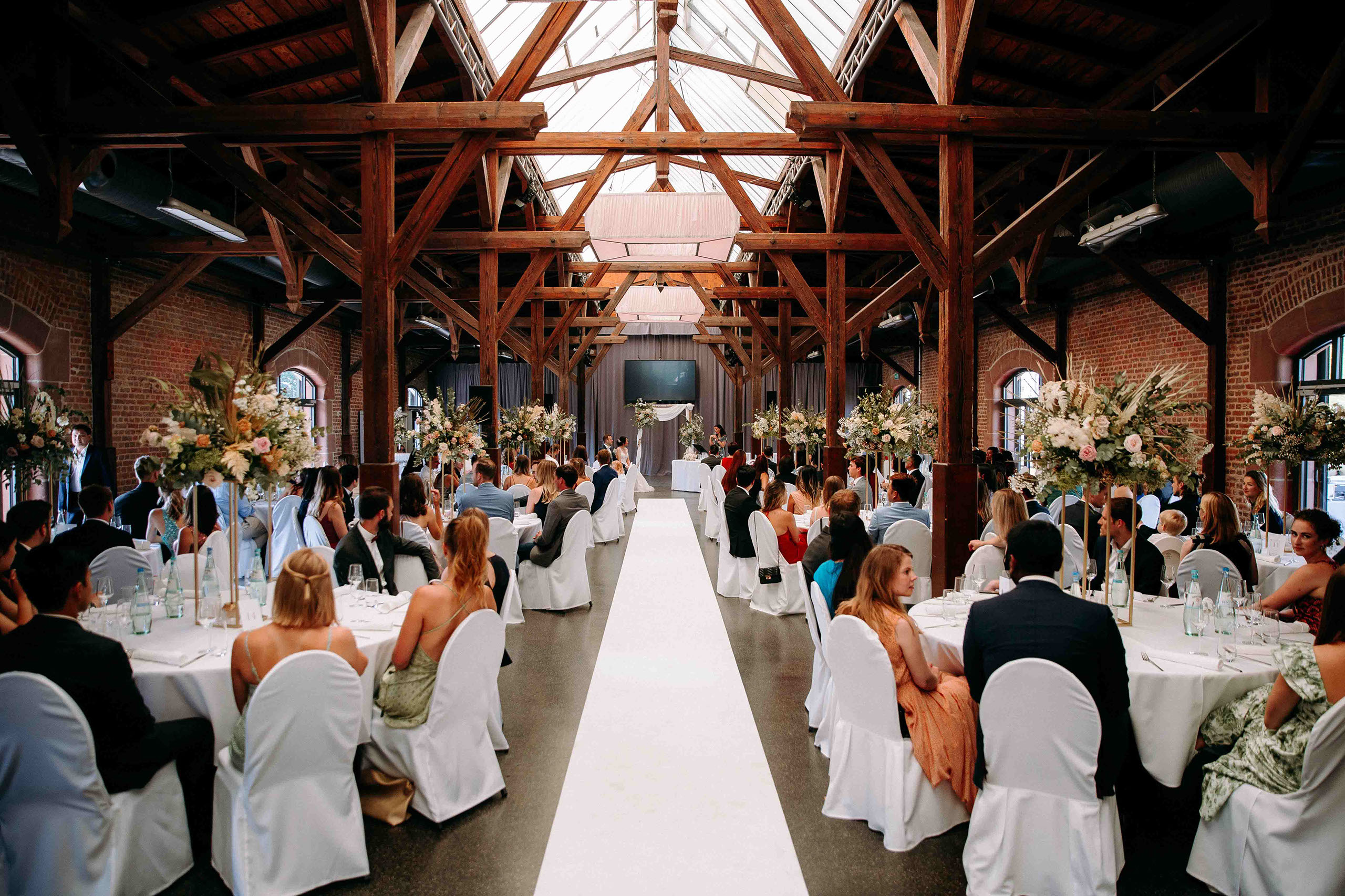 Hochzeitslocation Güterbahnhof Bad Homburg – stilvolle Blumendeko im industriellen Hochzeitsambiente