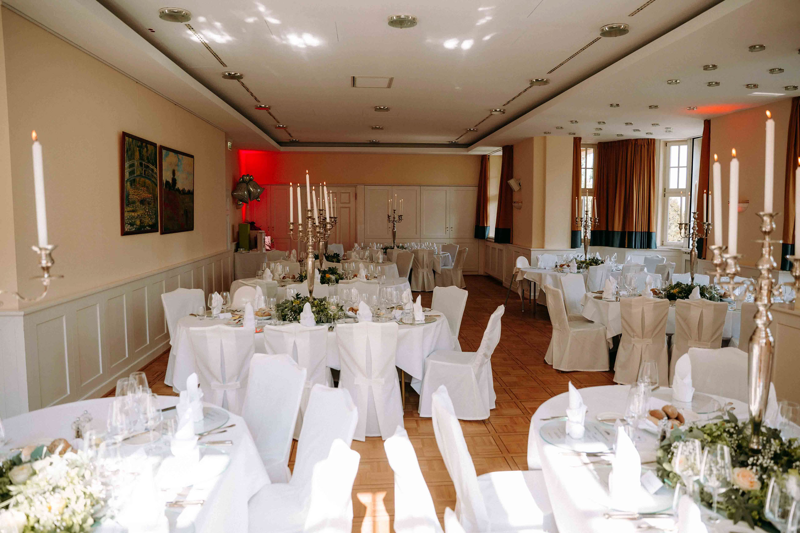 Stilvolle Hochzeitstafel im Falkenstein Grand Königstein – romantisches Ambiente für besondere Momente