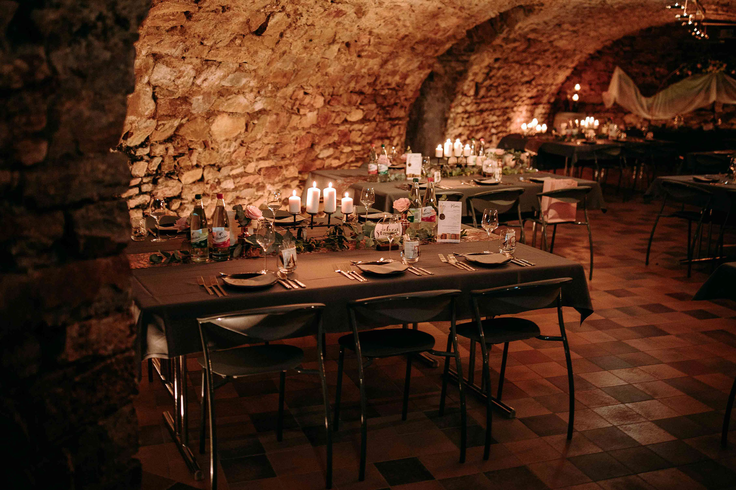 Stimmungsvoll gedeckter Hochzeitstisch im Weingut Georg Breuer mit Kerzen