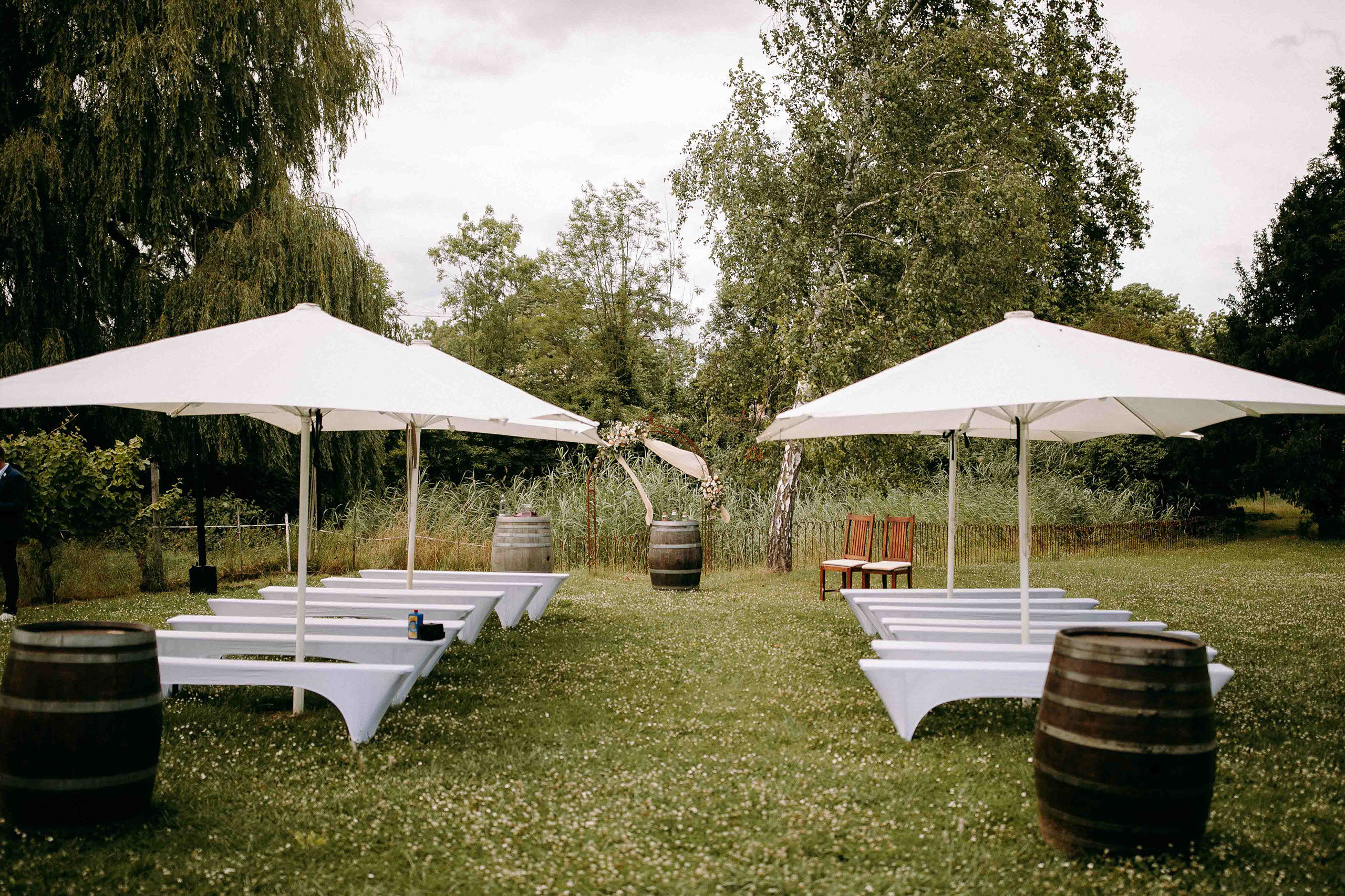 Stuhlreihen mit weißen Hussen und Sonnenschirmen vor Weinreben im Draiser Hof Eltville