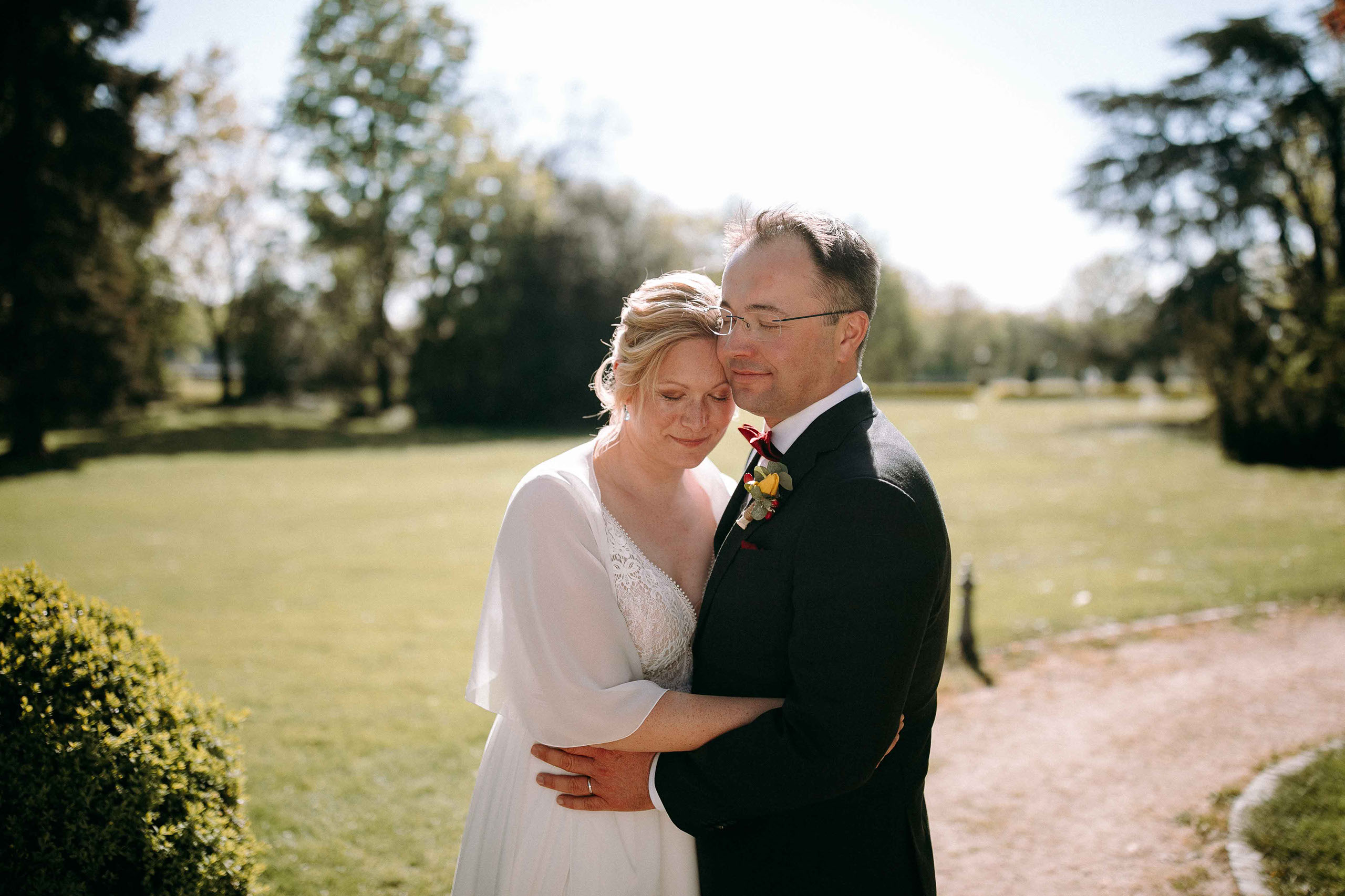 Braut und Bräutigam halten sich innig im Schlossgarten Reinhartshausen – romantische Hochzeitsfotos Rheingau