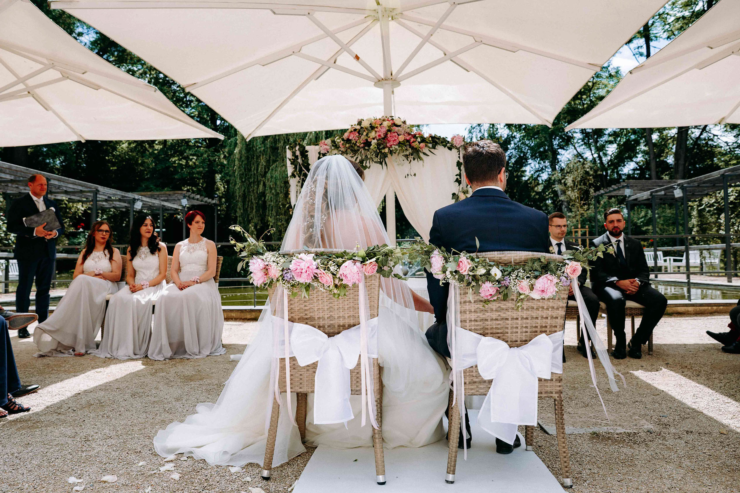 Brautpaar bei freier Trauung in Bad Homburg mit Blumenschmuck auf Stühlen