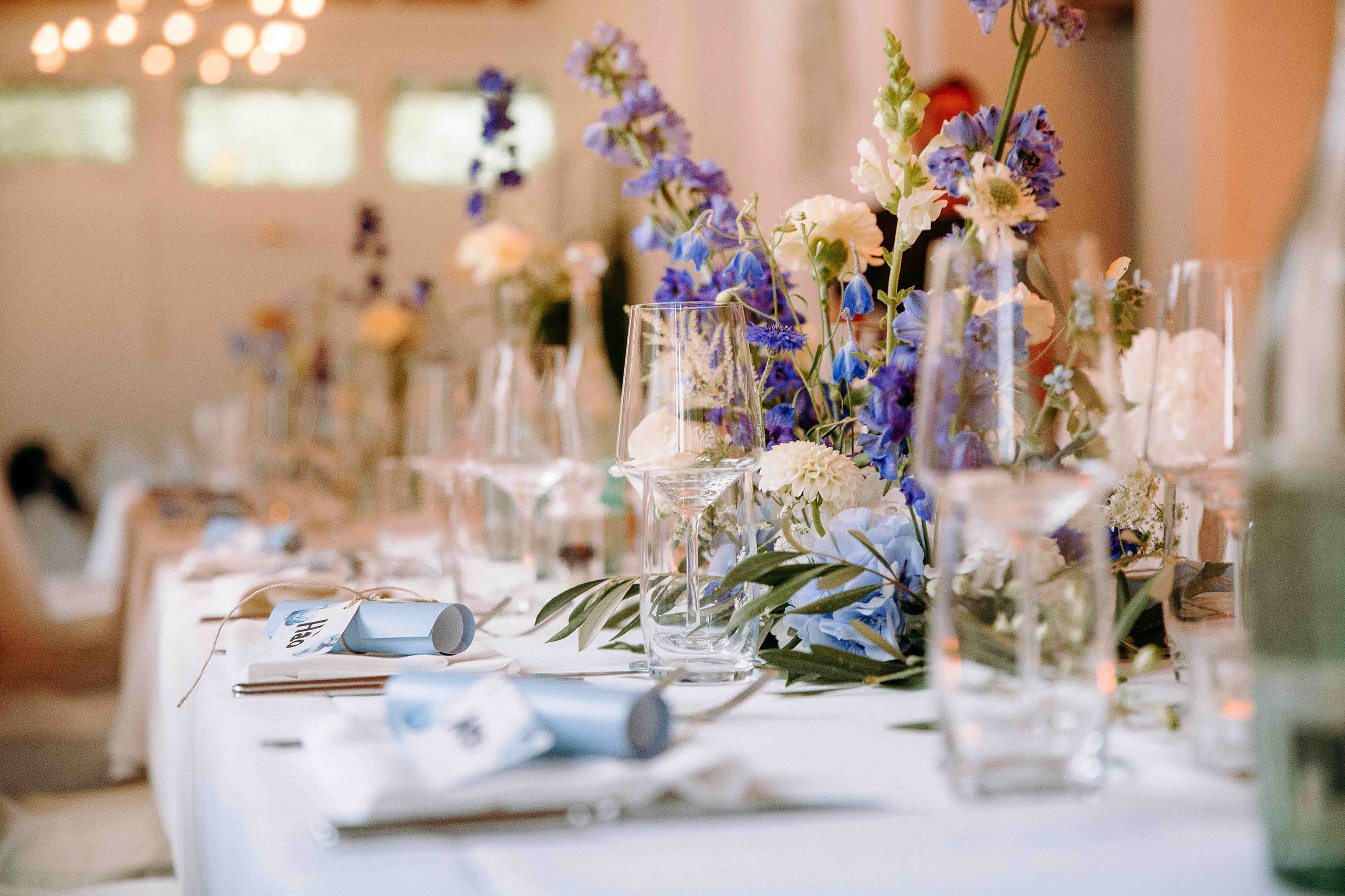 Detailansicht Gläser und Blumen auf Hochzeitstisch im Golfhaus Restaurant Bad Homburg
