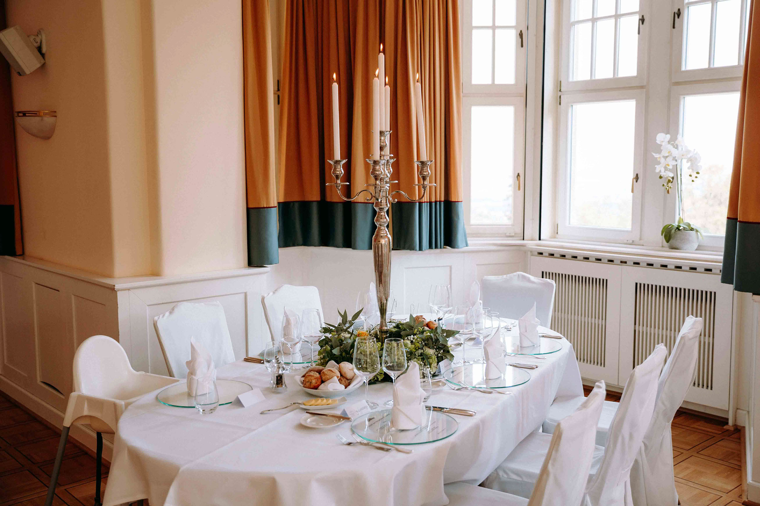 Detailaufnahme: elegante Hochzeitsdekoration im Falkenstein Grand – Hochzeitsfotograf Königstein fängt die Atmosphäre ein