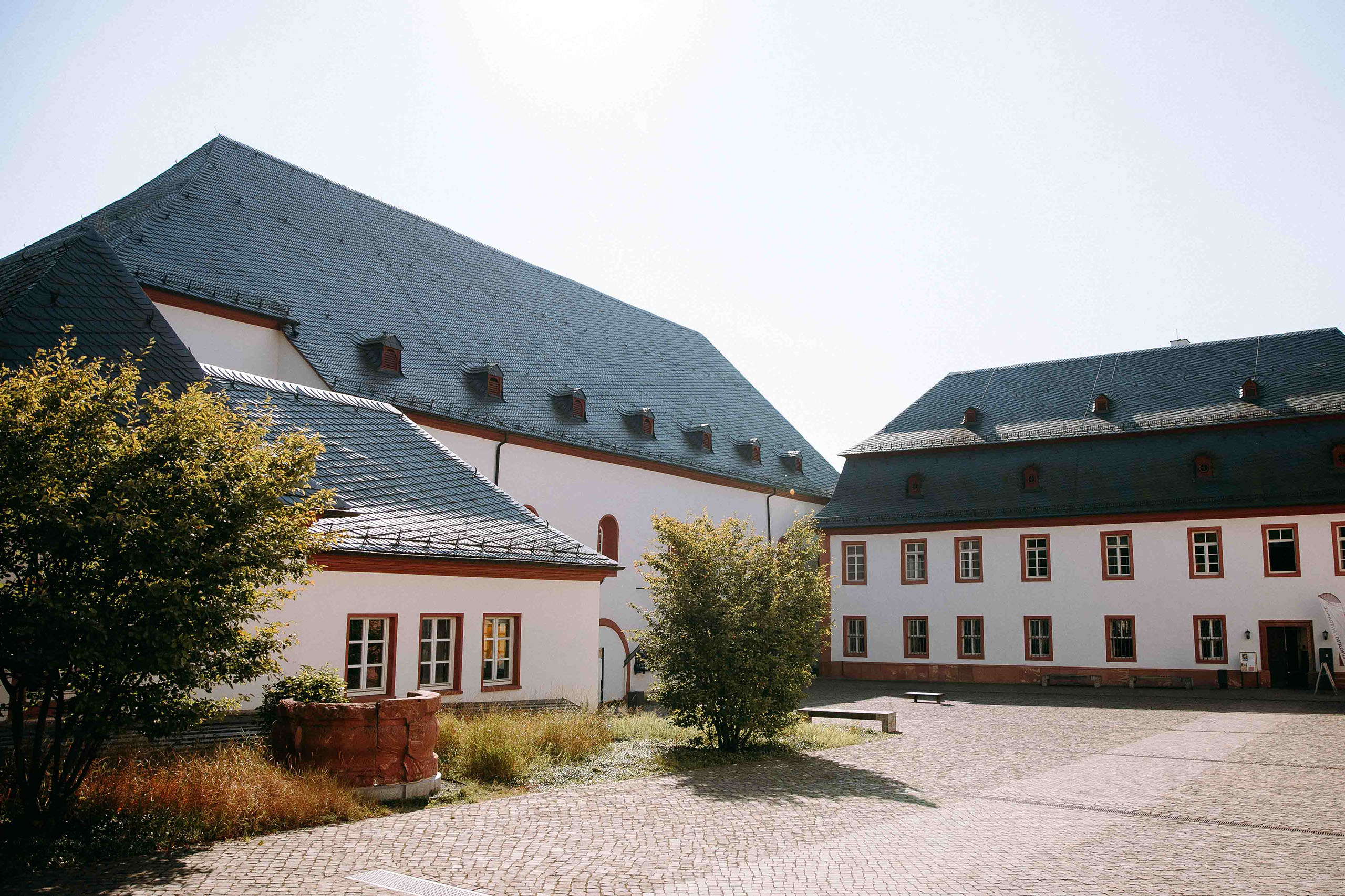Architektur im Innenhof des Kloster Eberbach als Kulisse für Hochzeitsfotos im Rheingau