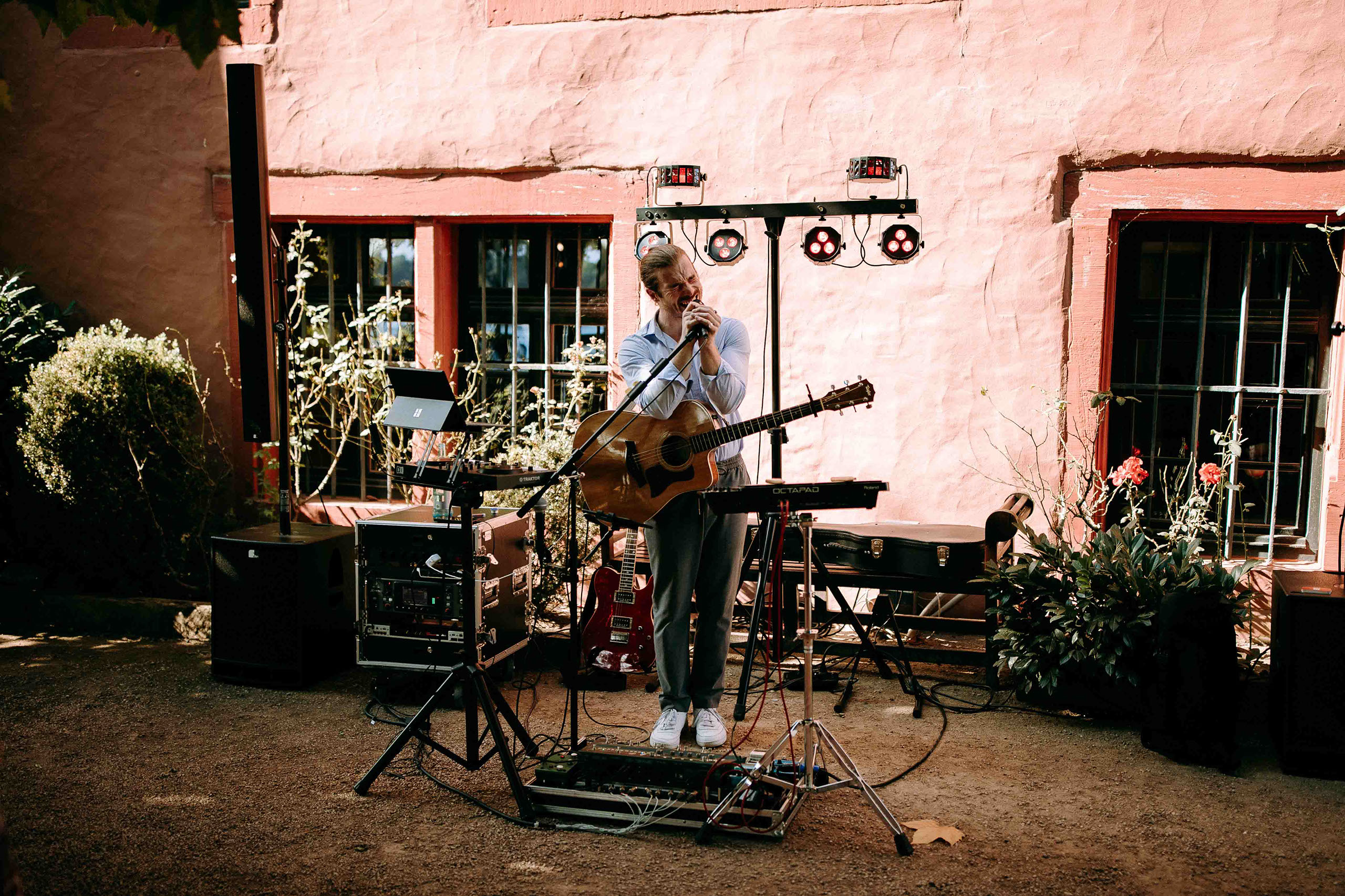 Musiker mit Gitarre bei Hochzeit auf Burg Crass – Hochzeitsfotograf Rheingau fängt emotionale Szene ein.