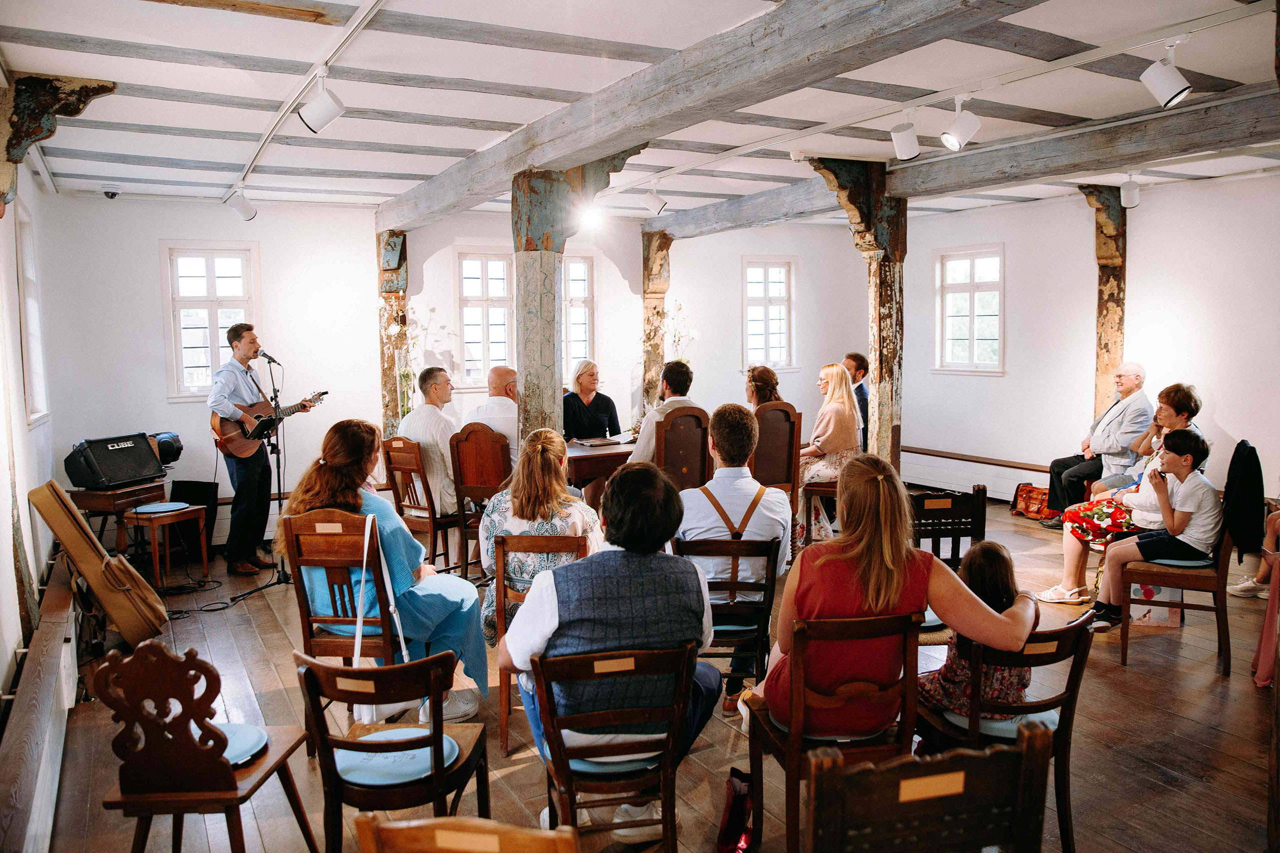 Standesamtliche Trauung im historischen Gebäude des Freilichtmuseums Hessenpark – authentische Hochzeitsreportage aus Bad Homburg.
