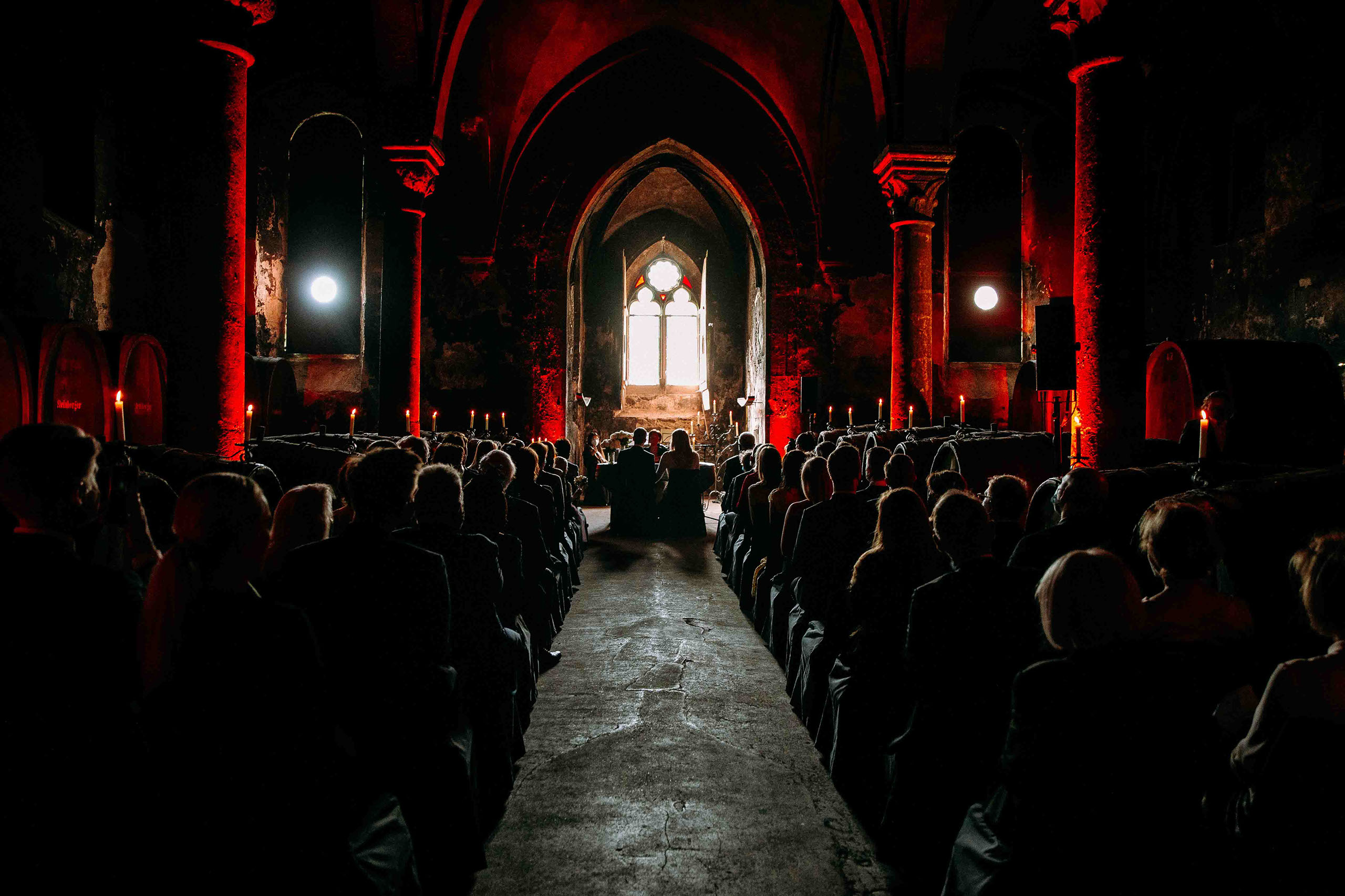 Hochzeitszeremonie mit Kerzenschein im historischen Weinkeller von Kloster Eberbach – Hochzeitsfotograf Rheingau