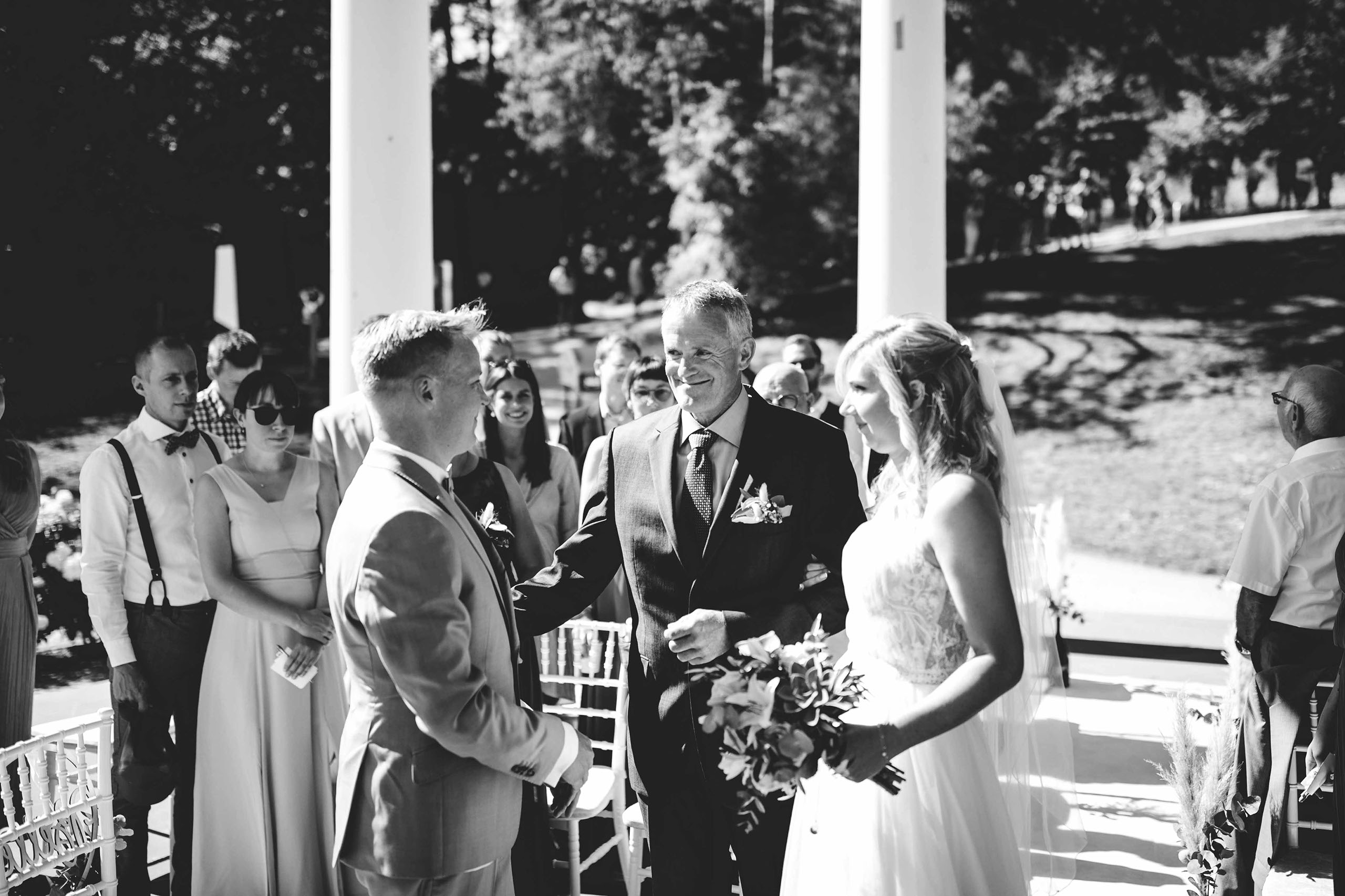 Der Brautvater übergibt die Braut im Niederwaldtempel – bewegender Moment bei der Trauung.