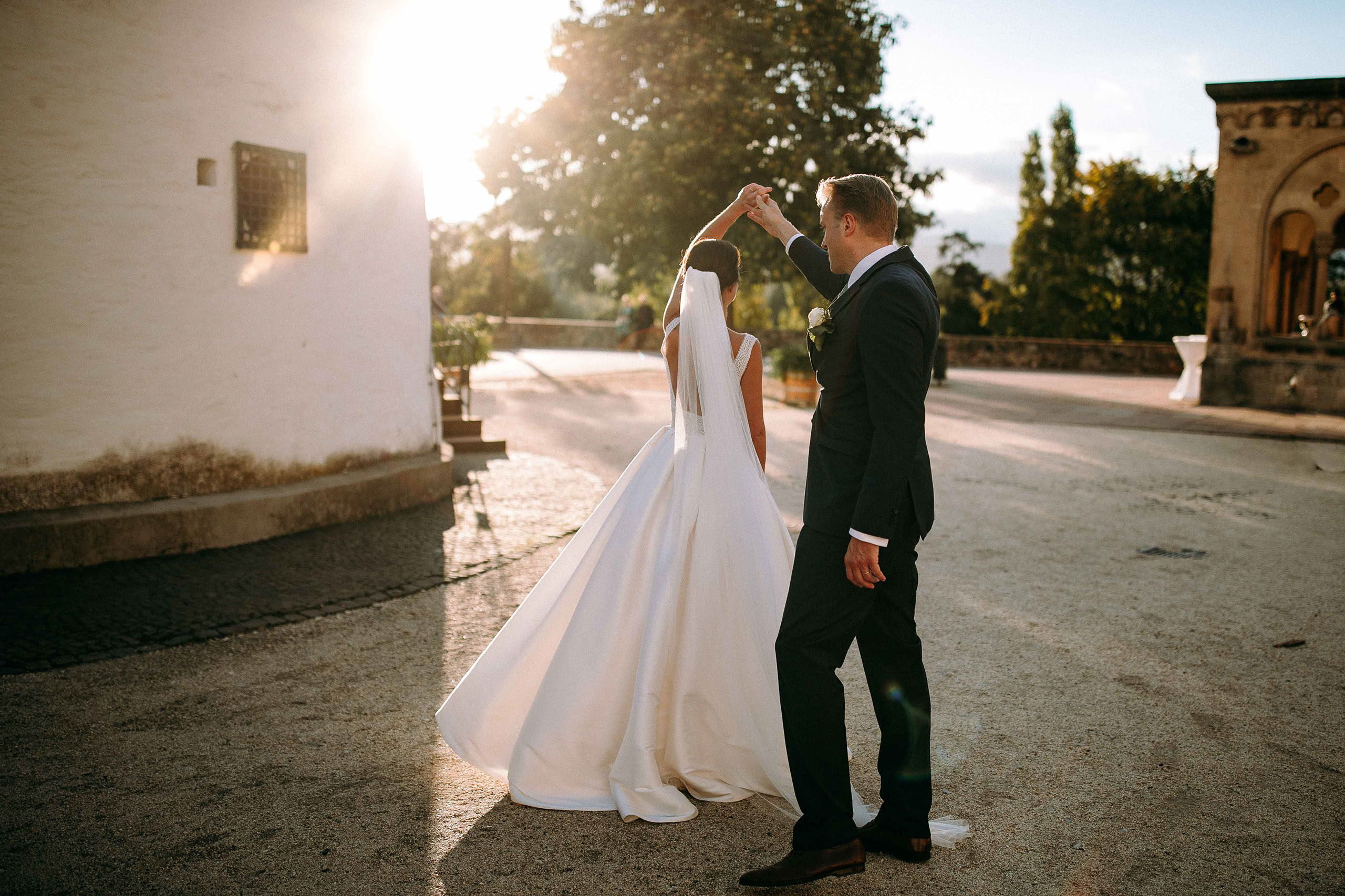 Erster Tanz als Ehepaar vor dem Weissen Saal des Schloss Bad Homburg in der Abendsonne