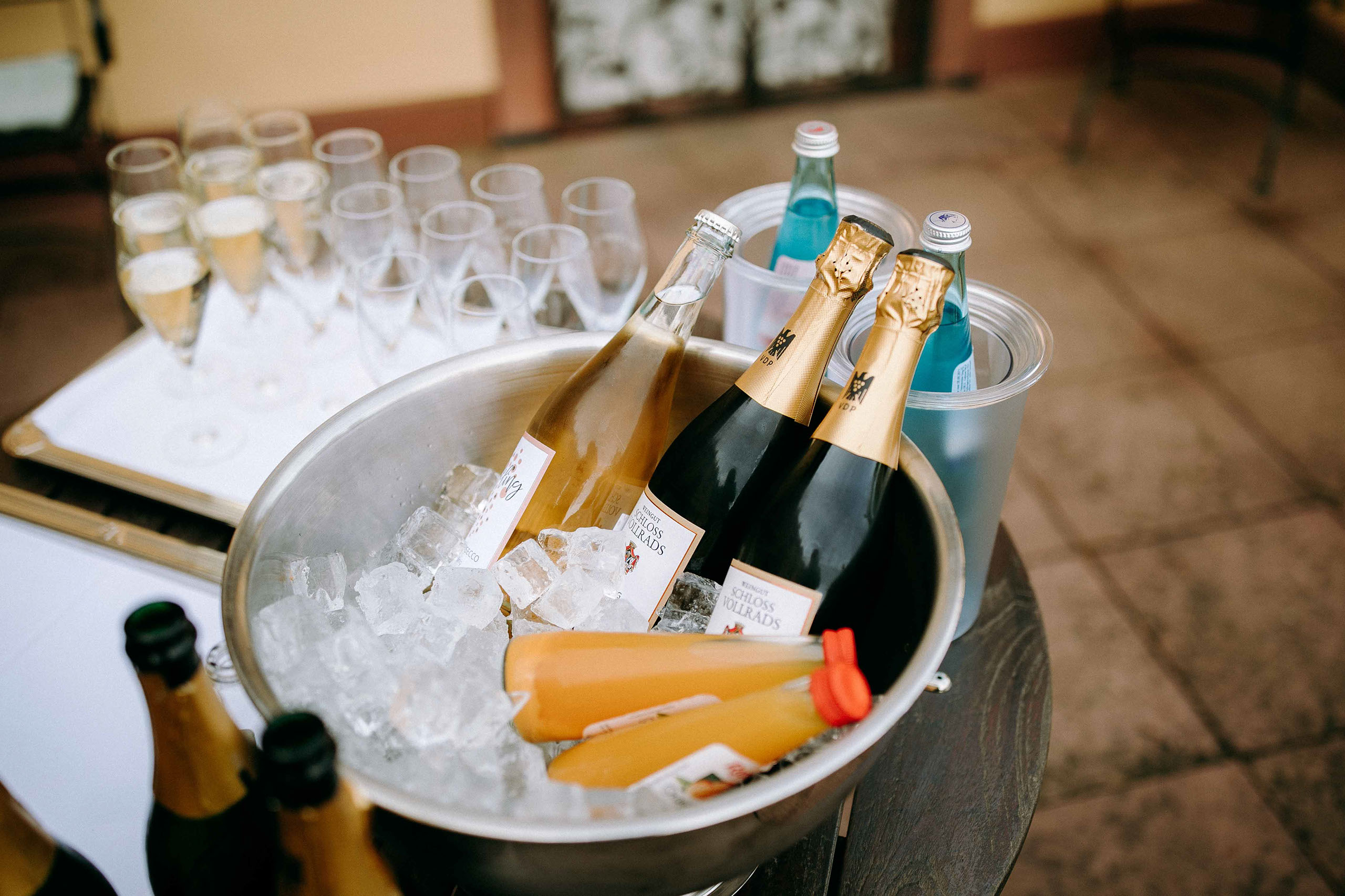 Gekühlter Sekt beim Empfang im Schloss Vollrads – stilvolle Hochzeitslocation im Rheingau.