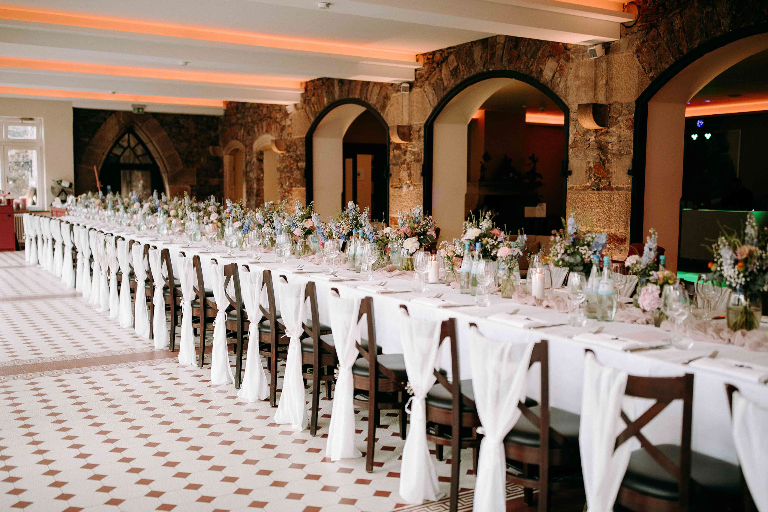 Feierlich geschmückte Hochzeitstafel auf Burg Reichenstein – festliche Atmosphäre eingefangen vom Hochzeitsfotograf Rheingau.
