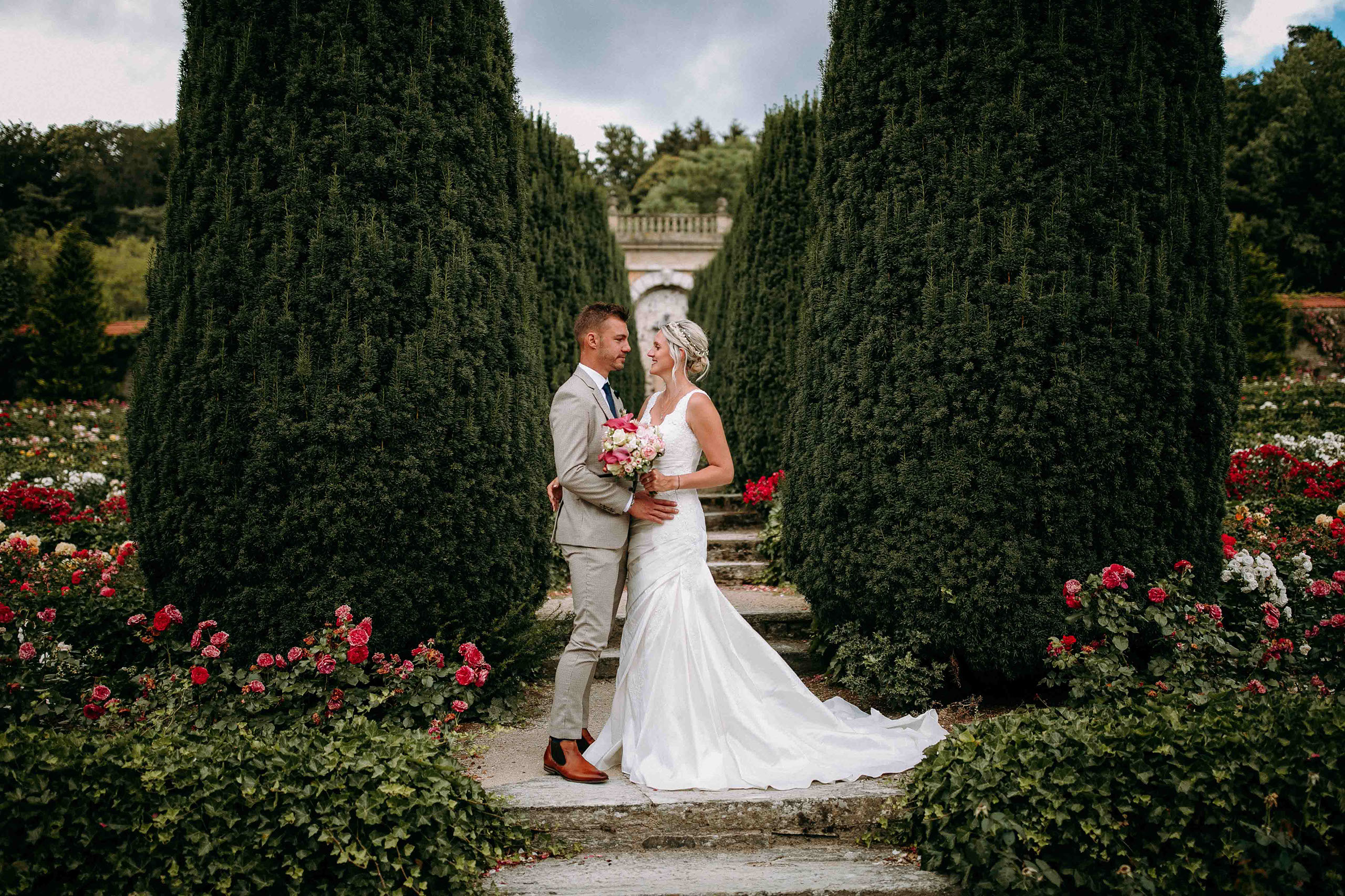 Brautpaar im Garten des Schlosshotel Kronberg – Hochzeitsfotos in märchenhafter Kulisse.