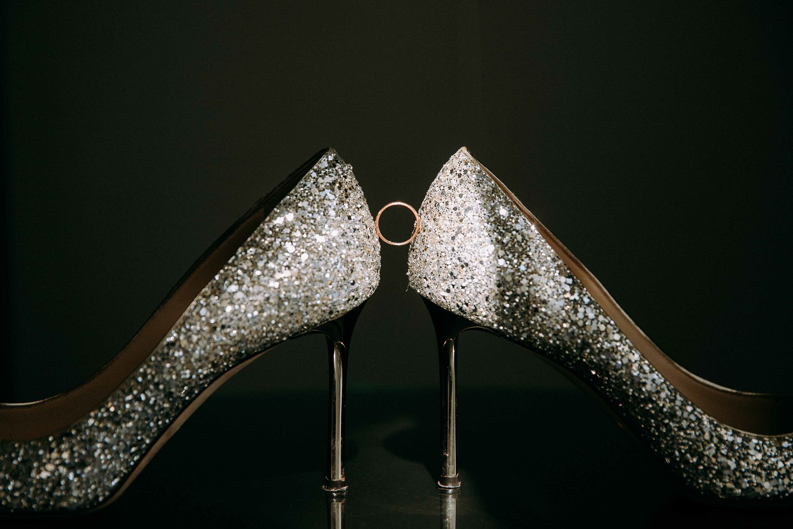 Glitzernde Brautschuhe mit Ehering – stilvolle Hochzeitsdetails von Burg Schwarzenstein, Hochzeitsfotograf Rheingau.