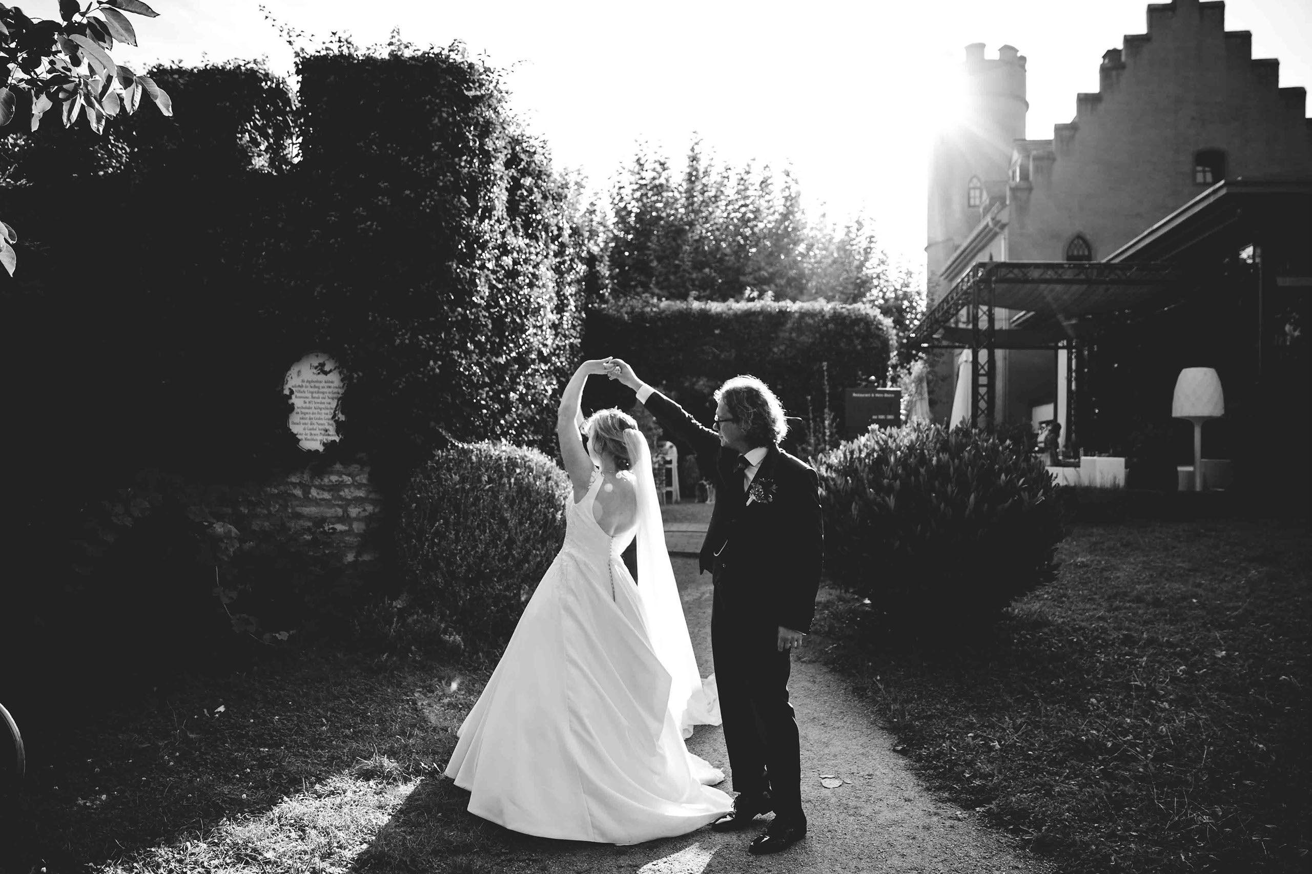 Romantischer Hochzeitstanz bei Burg Crass im Rheingau – festgehalten im goldenen Abendlicht.