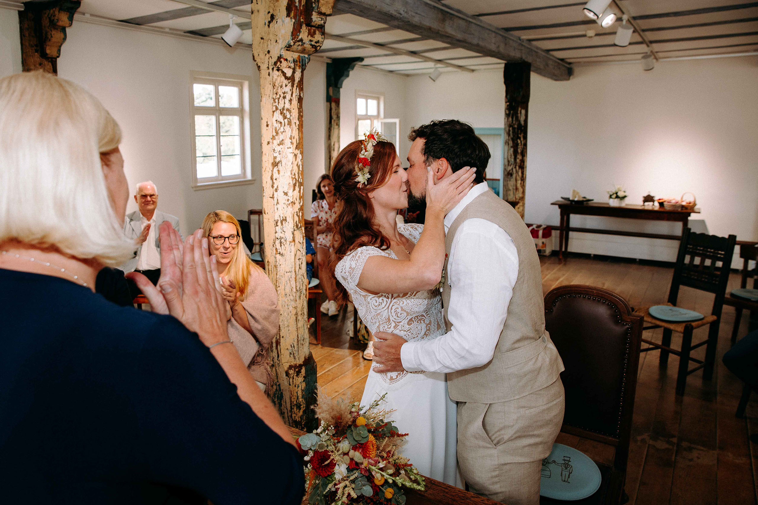 Hochzeitspaar küsst sich nach dem Ja-Wort im Freilichtmuseum Hessenpark – romantische Kulisse für Hochzeitsfotos Bad Homburg.