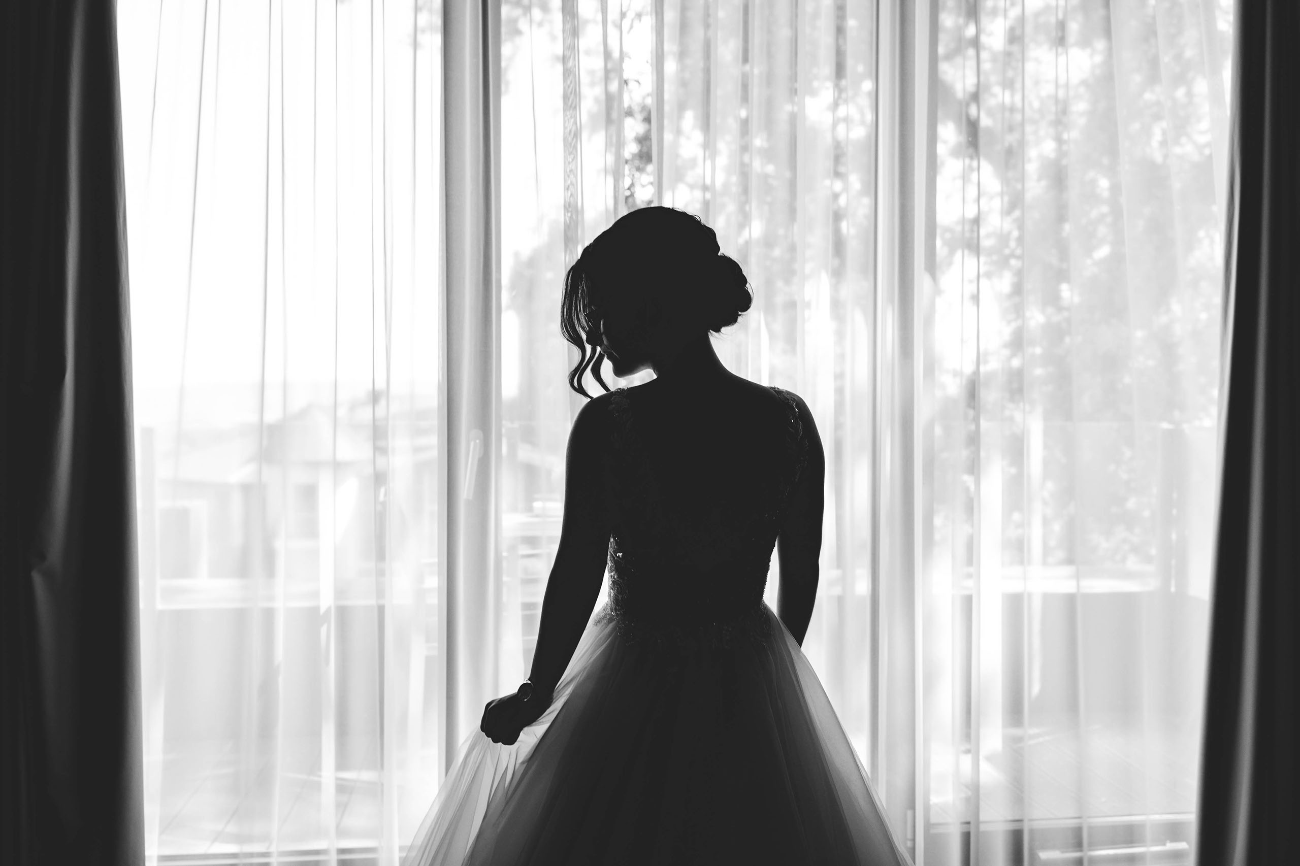 Silhouette der Braut im Fensterlicht – emotionale Hochzeitsfotos vom Getting Ready in Burg Schwarzenstein.