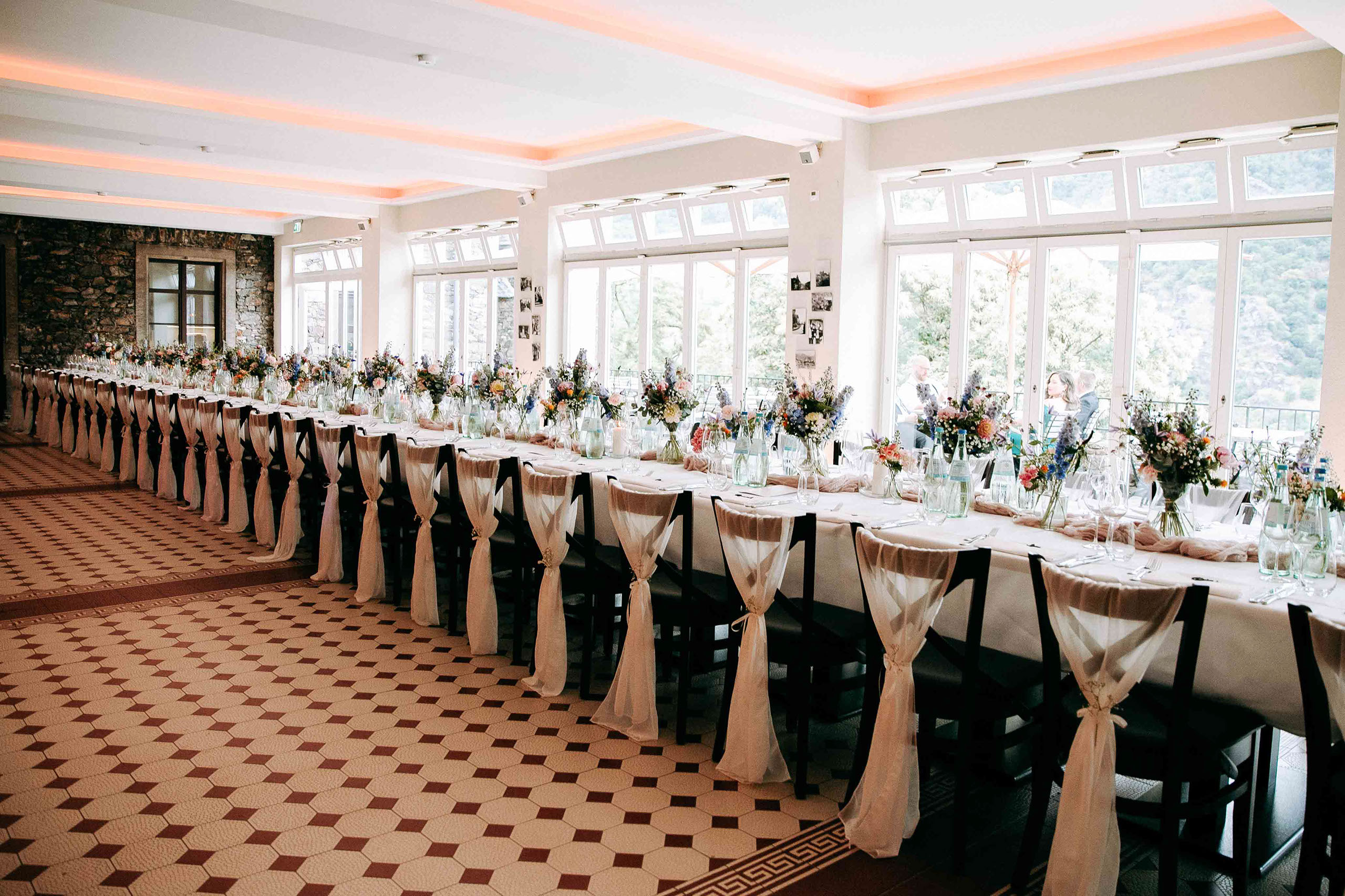 Detailaufnahme von Blumenvasen und Gedeck bei der Hochzeitsfeier auf Burg Reichenstein – Hochzeitsfotograf Rheingau.