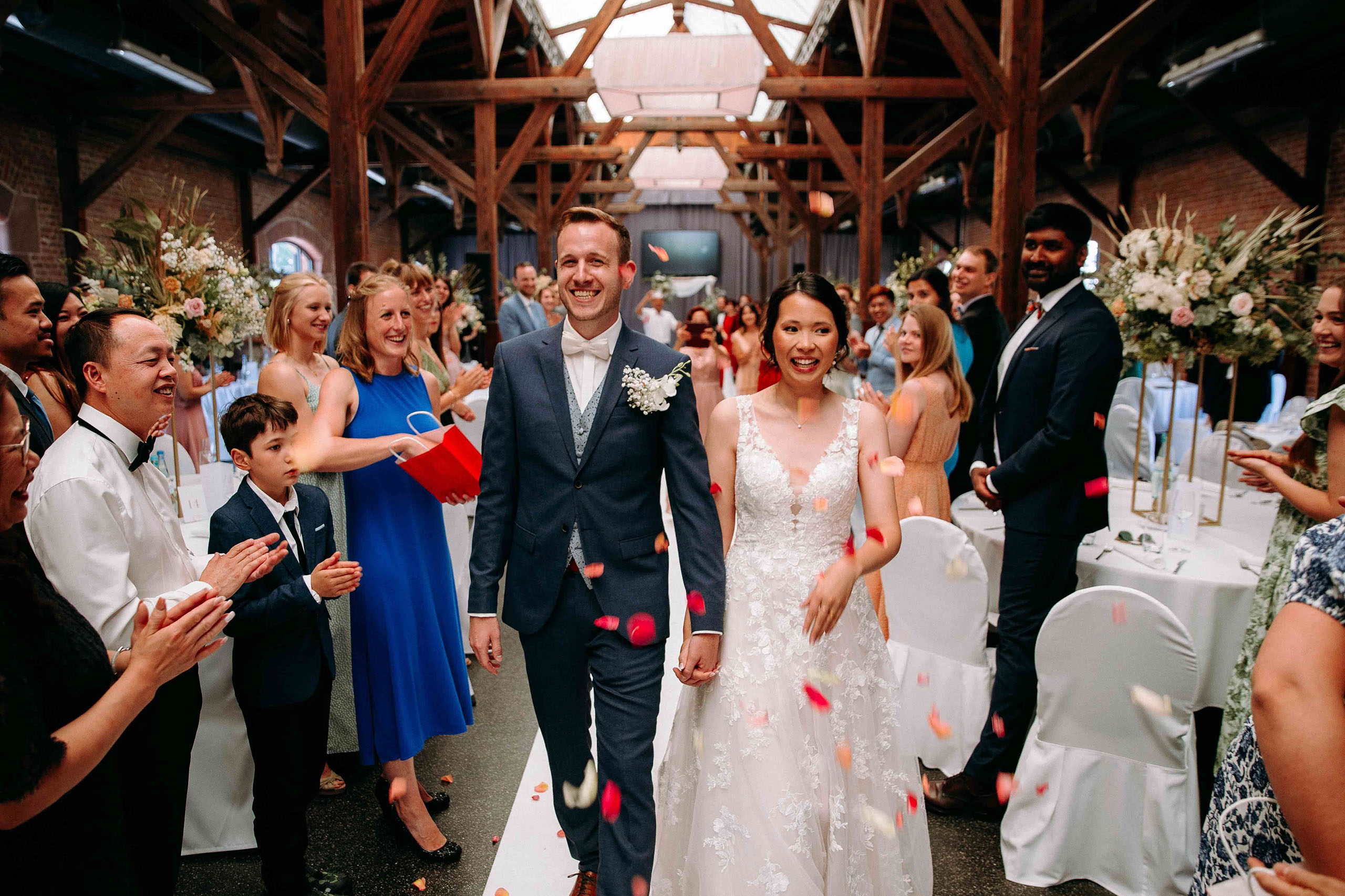 Glücklicher Hochzeitsauszug im Güterbahnhof Bad Homburg – Hochzeitsgäste werfen Blüten