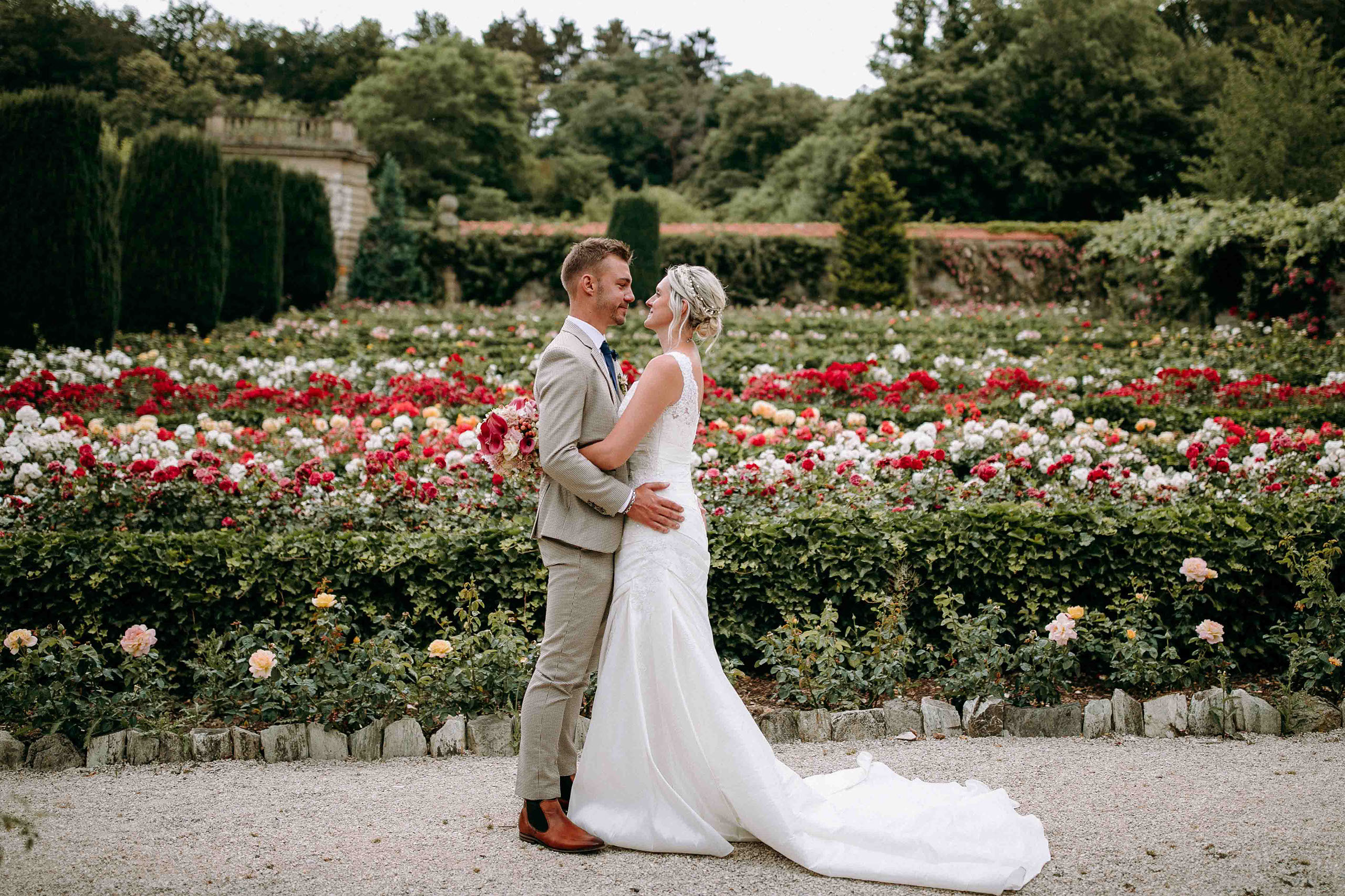 Brautpaar im Rosengarten der Eventlocation Schlosshotel Kronberg – ideal für Hochzeitsbilder.
