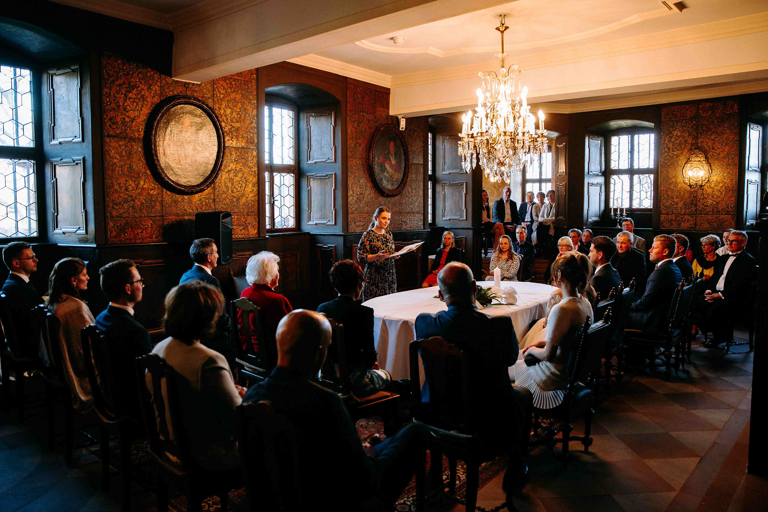 Freie Trauung im Schloss Vollrads – Hochzeitsgesellschaft im historischen Raum versammelt.
