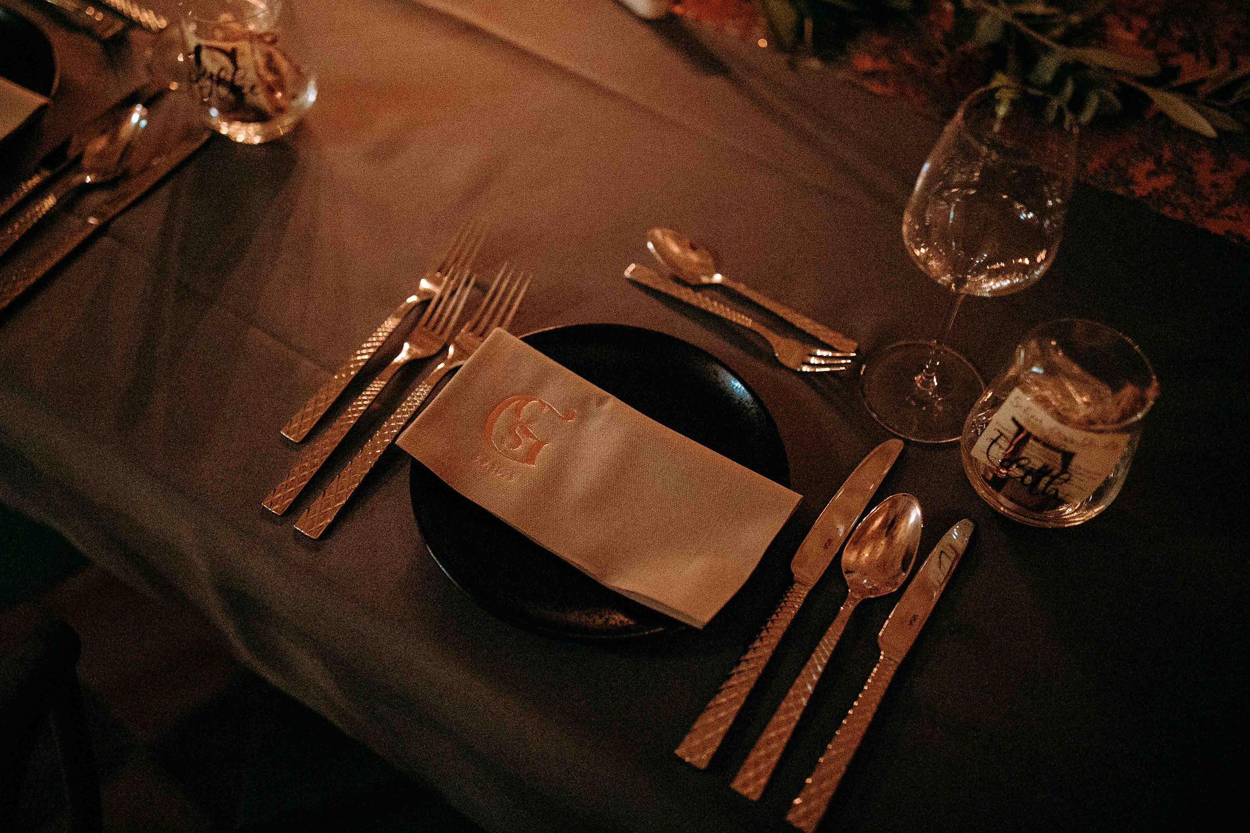 Hochzeitstisch mit elegantem Besteck und Serviette im Weingut Georg Breuer