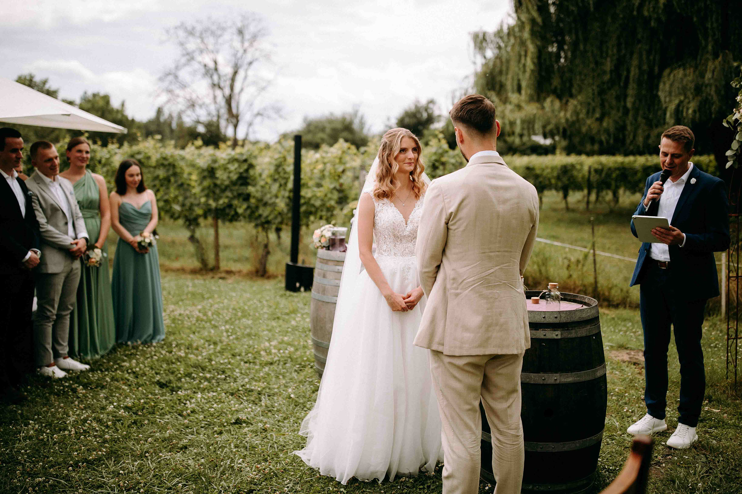 Braut und Bräutigam stehen sich gegenüber während der Trauung unter freiem Himmel
