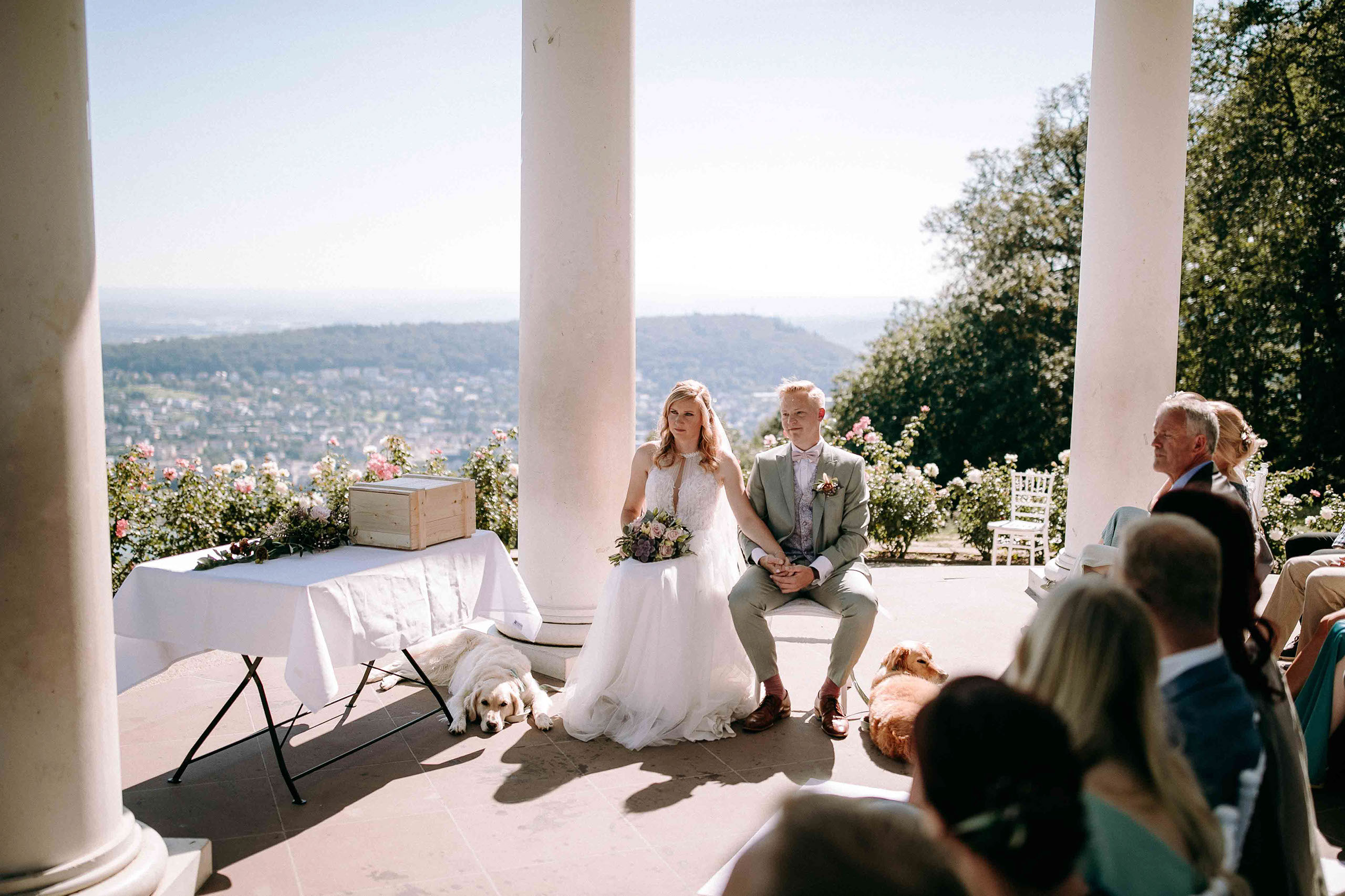 Das Brautpaar mit Blick auf den Rhein – perfekte Kulisse im Niederwaldtempel für Hochzeitsfotos.