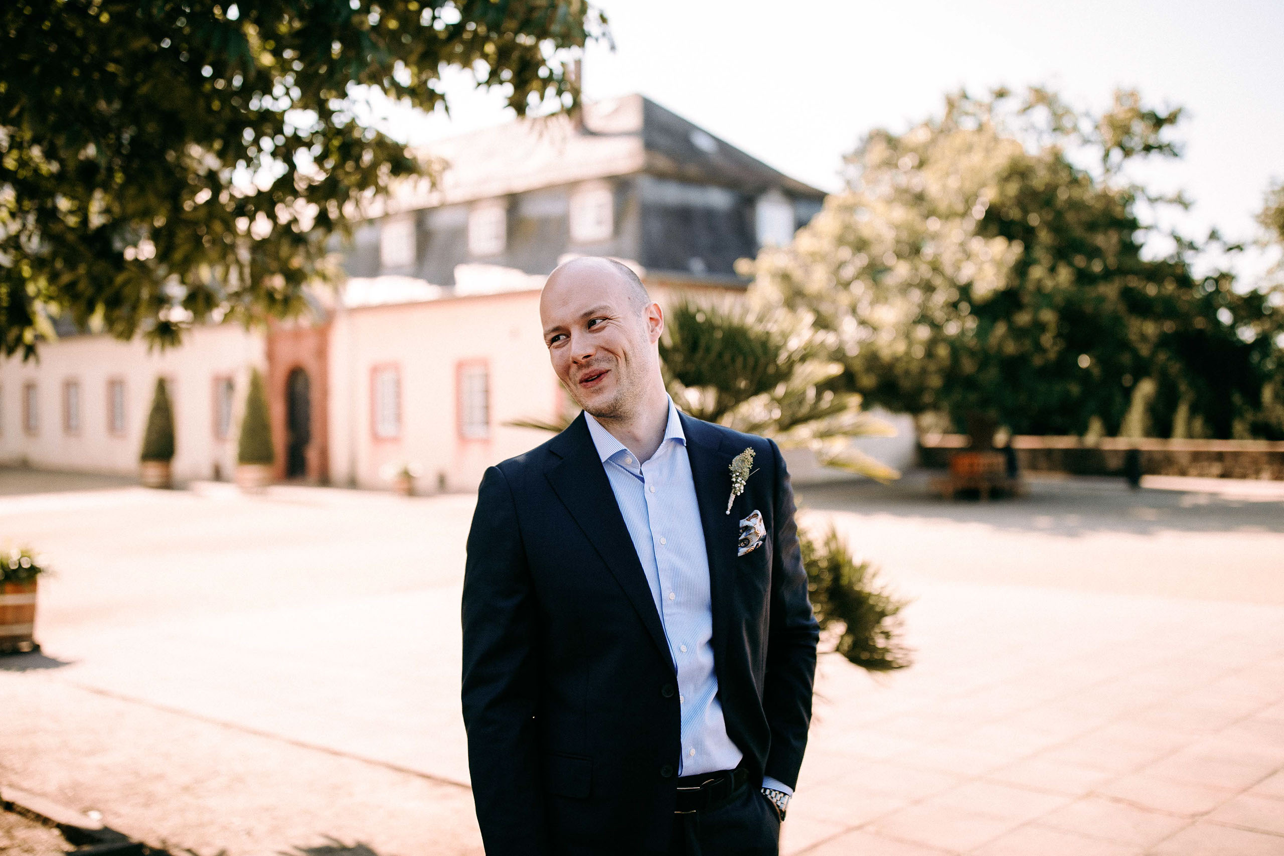 Bräutigam in Erwartung vor dem Weissen Saal – Schloss Bad Homburg als traumhafte Hochzeitskulisse