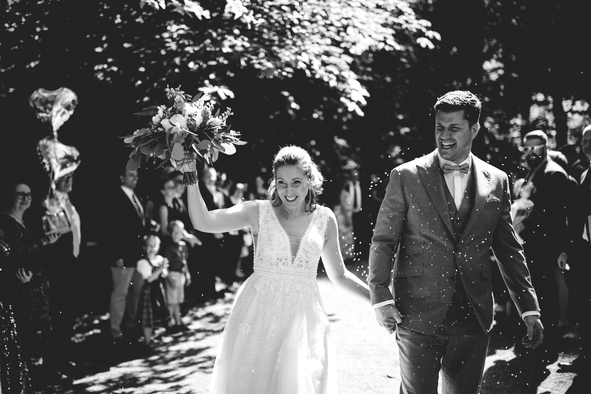 Glückliches Brautpaar in der Natur – Hochzeitslocation Taunus mit Feierlaune