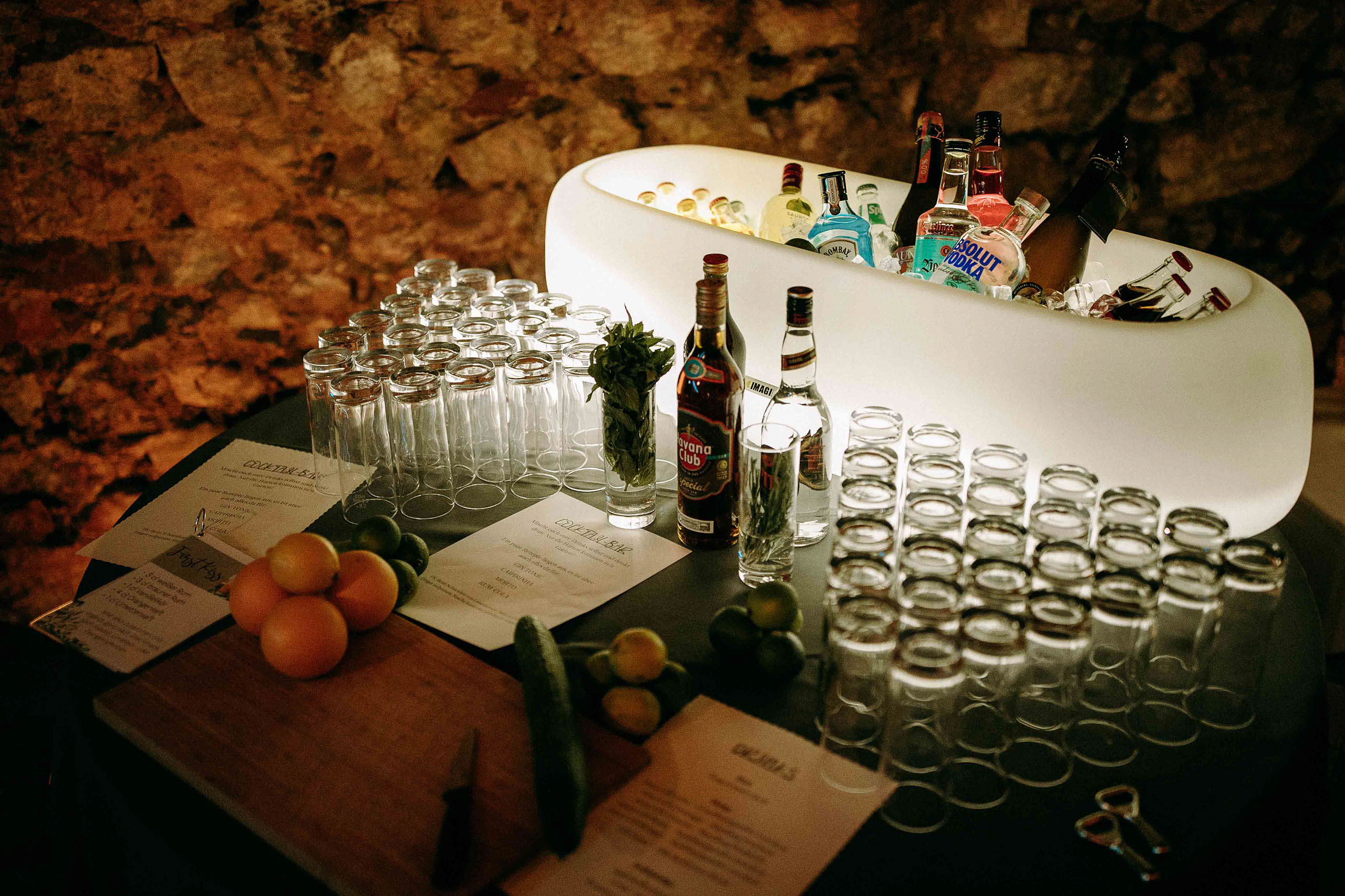 Cocktailbar mit Getränken und Gläsern im Gewölbekeller des Weinguts Georg Breuer